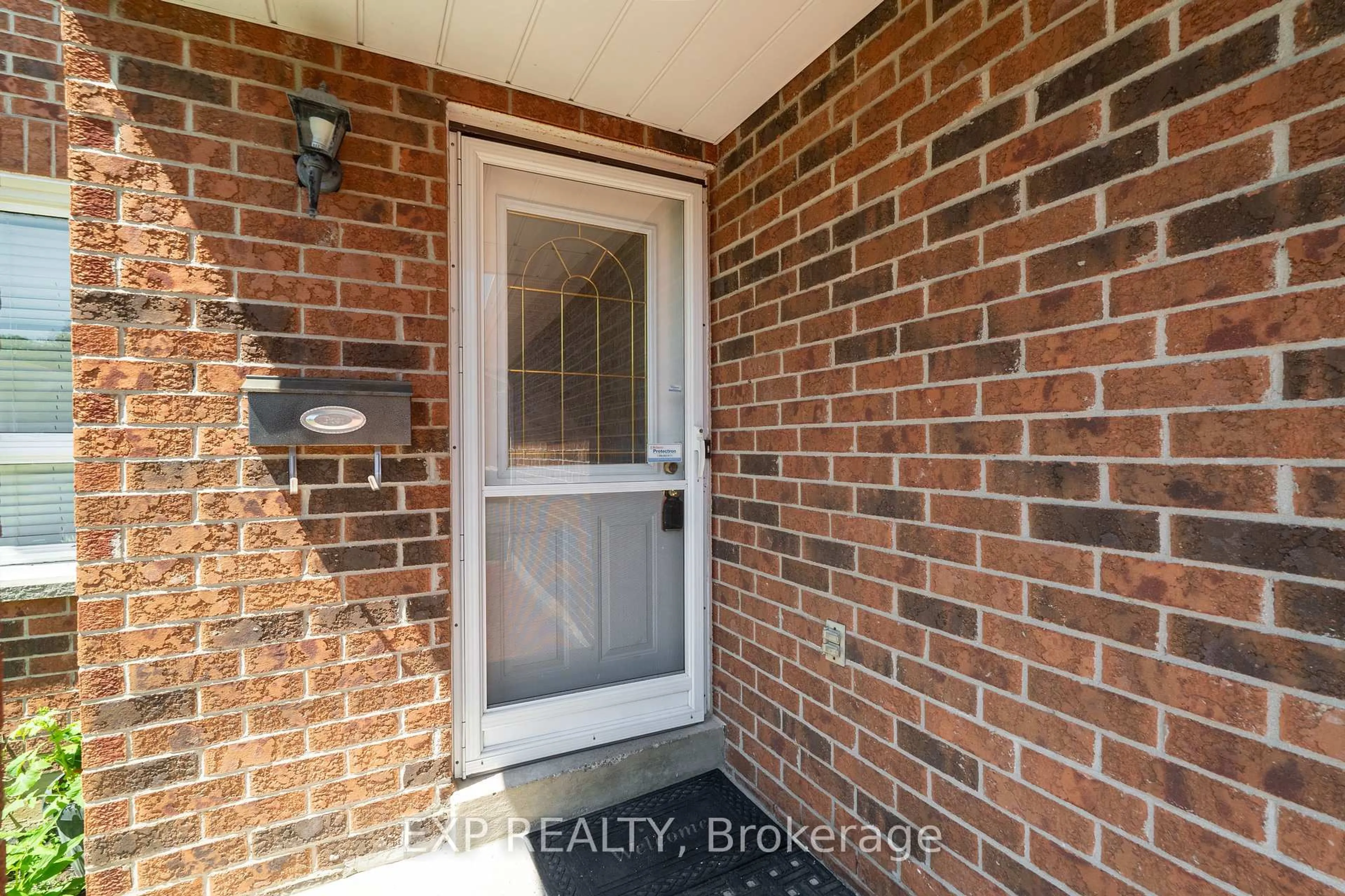Indoor entryway for 12 Empson Crt, Ajax Ontario L1S 3Y3