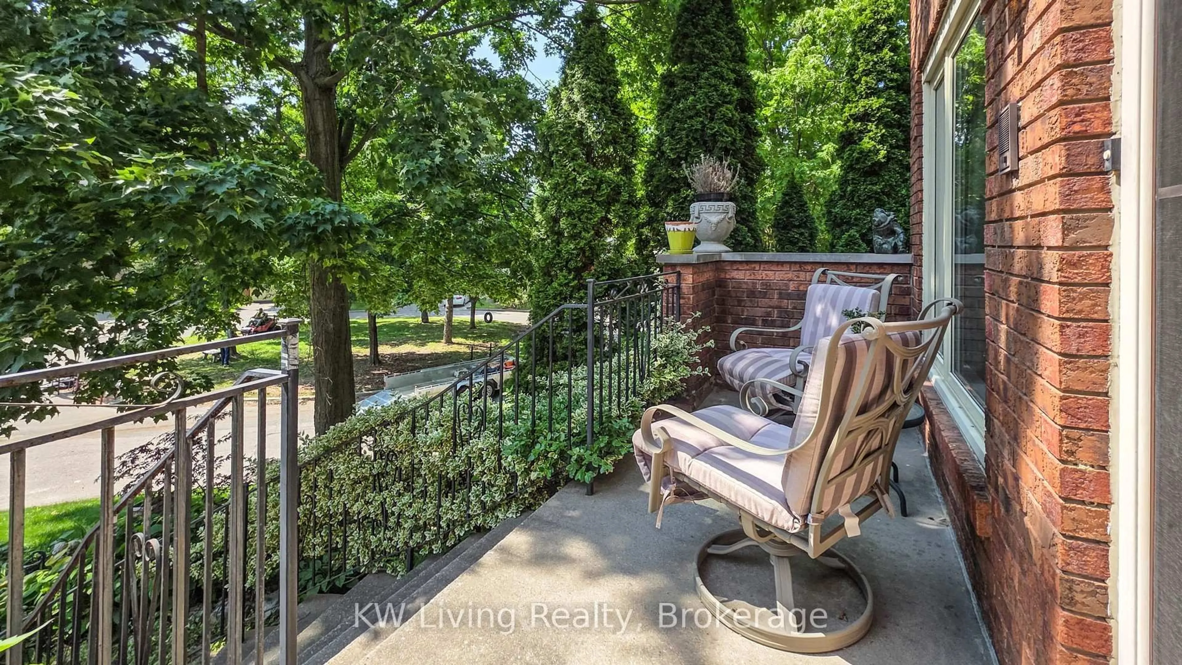Patio, unknown for 17 Woodvale Cres, Toronto Ontario M4C 5N4