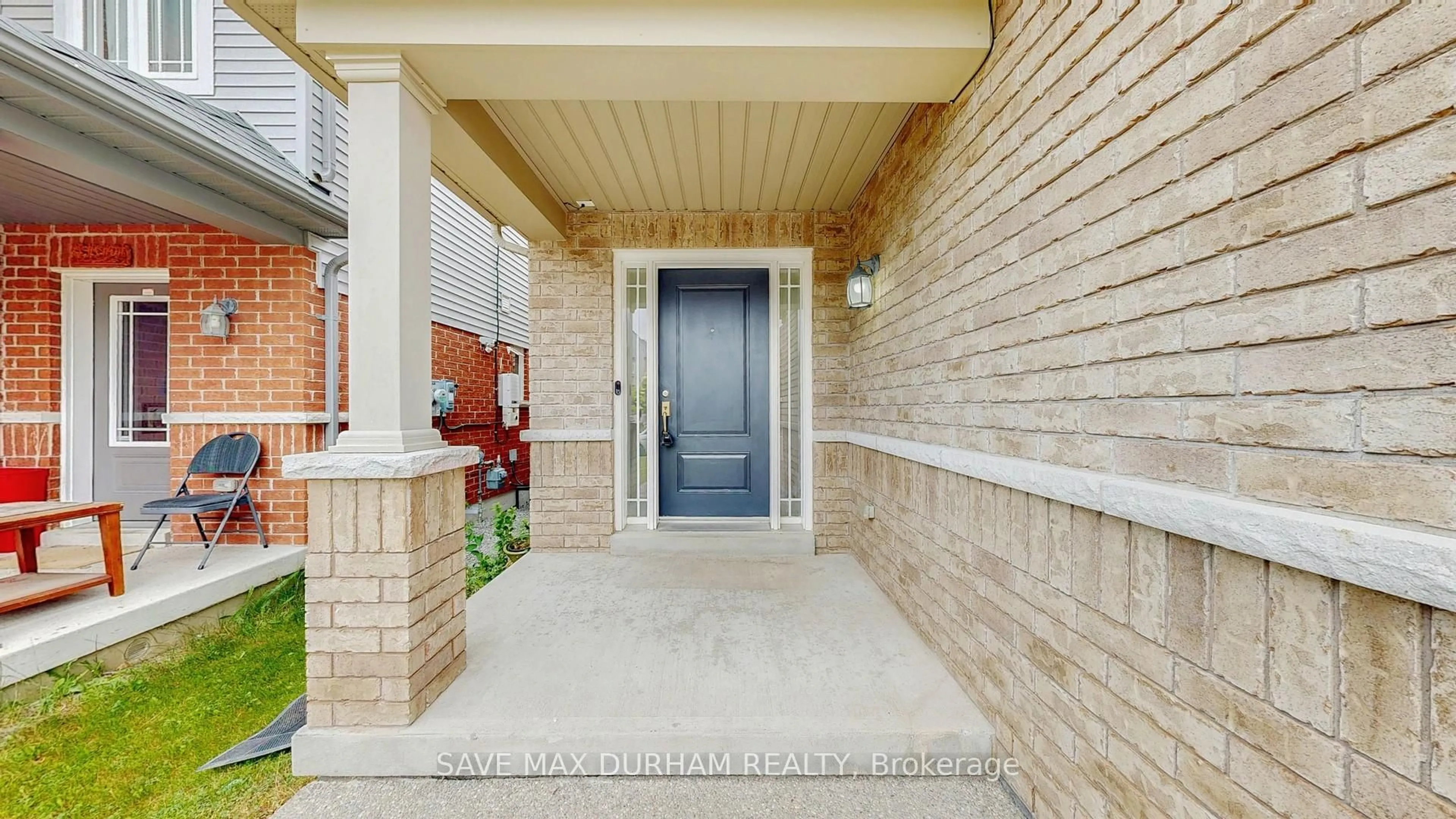 Indoor entryway for 1738 Shelburne St, Oshawa Ontario L1K 0T1