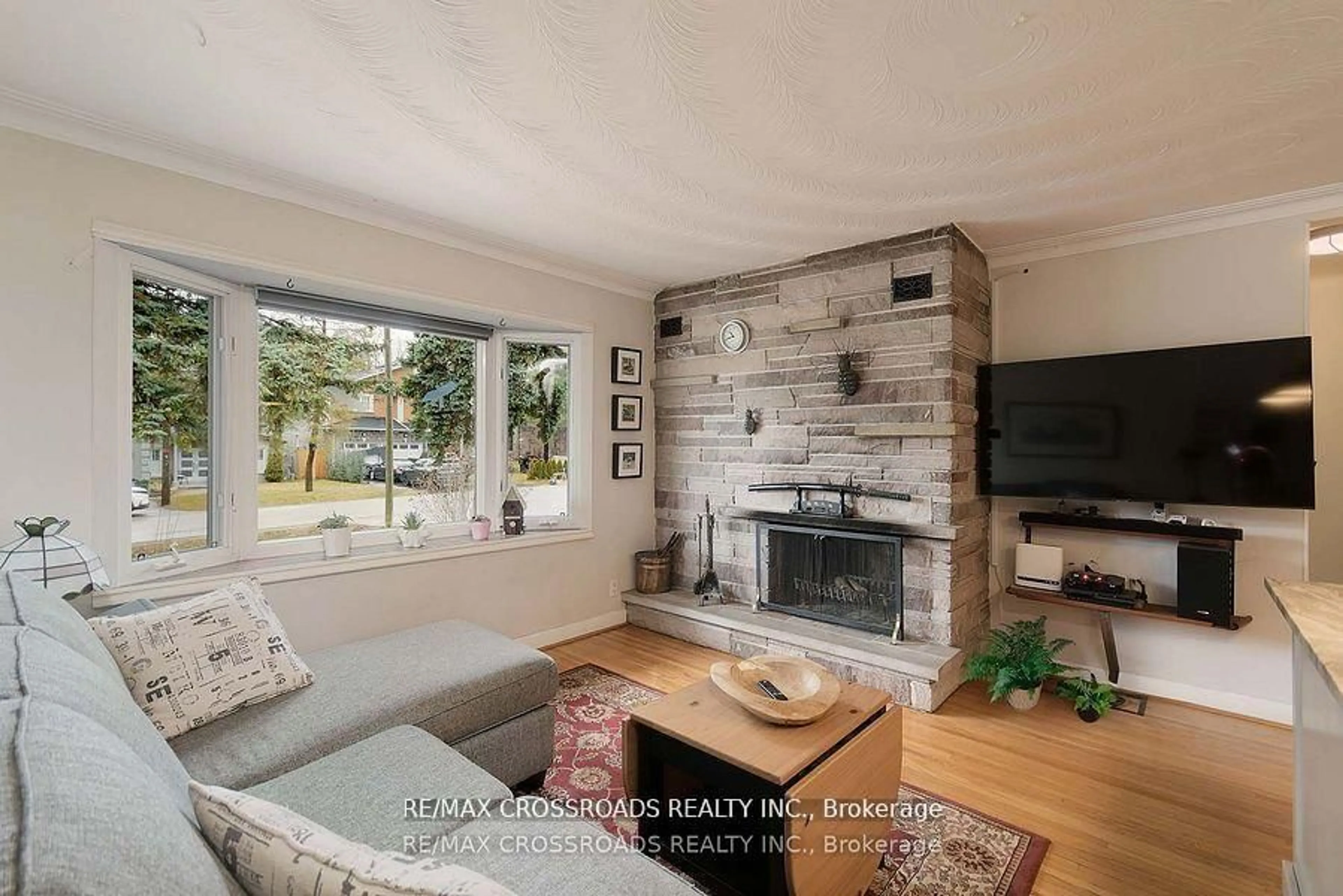 Living room with furniture, wood/laminate floor for 23 Cedarview Dr, Toronto Ontario M1C 2K5