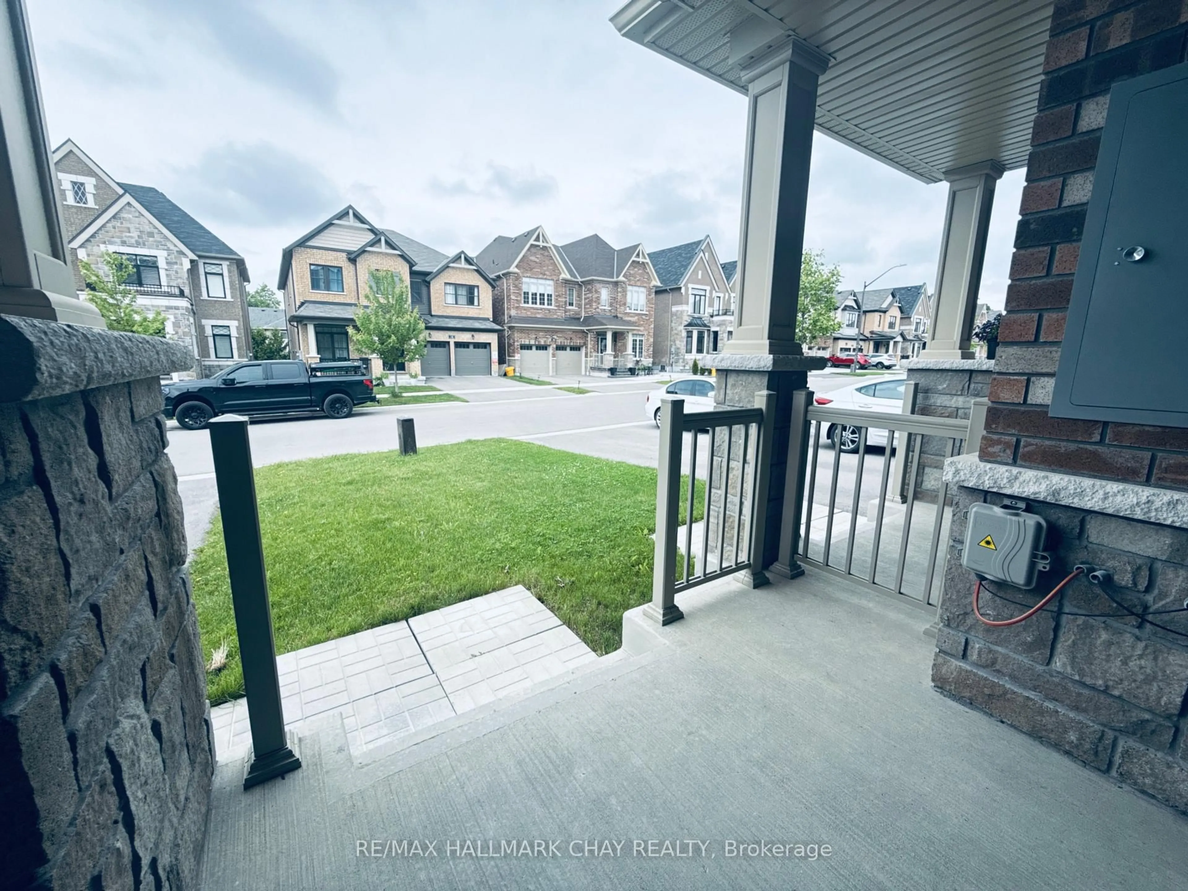 A pic from outside/outdoor area/front of a property/back of a property/a pic from drone, street for 17 Sutcliffe Dr, Whitby Ontario L1R 0R2