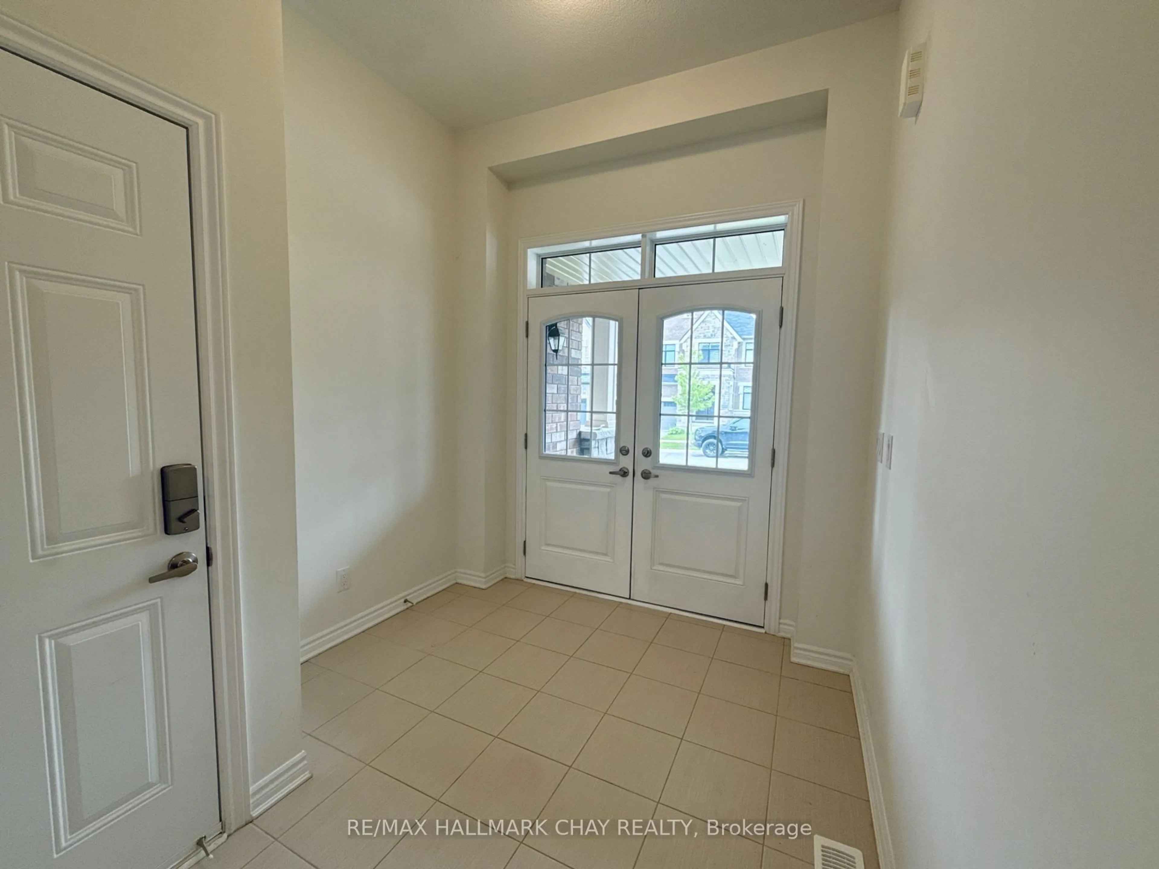 Indoor entryway for 17 Sutcliffe Dr, Whitby Ontario L1R 0R2