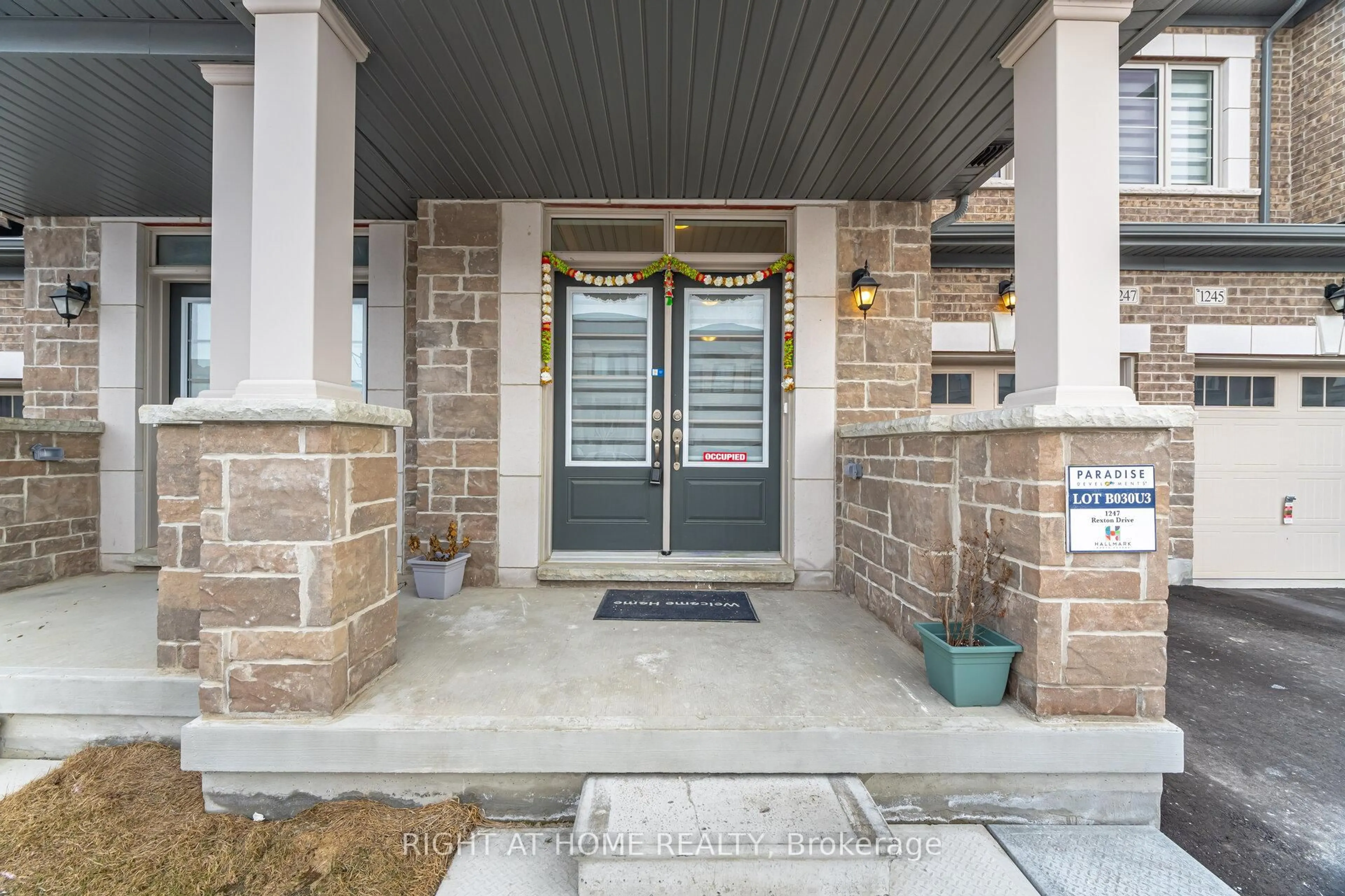 Indoor entryway for 1247 Rexton Dr, Oshawa Ontario L1L 0T3