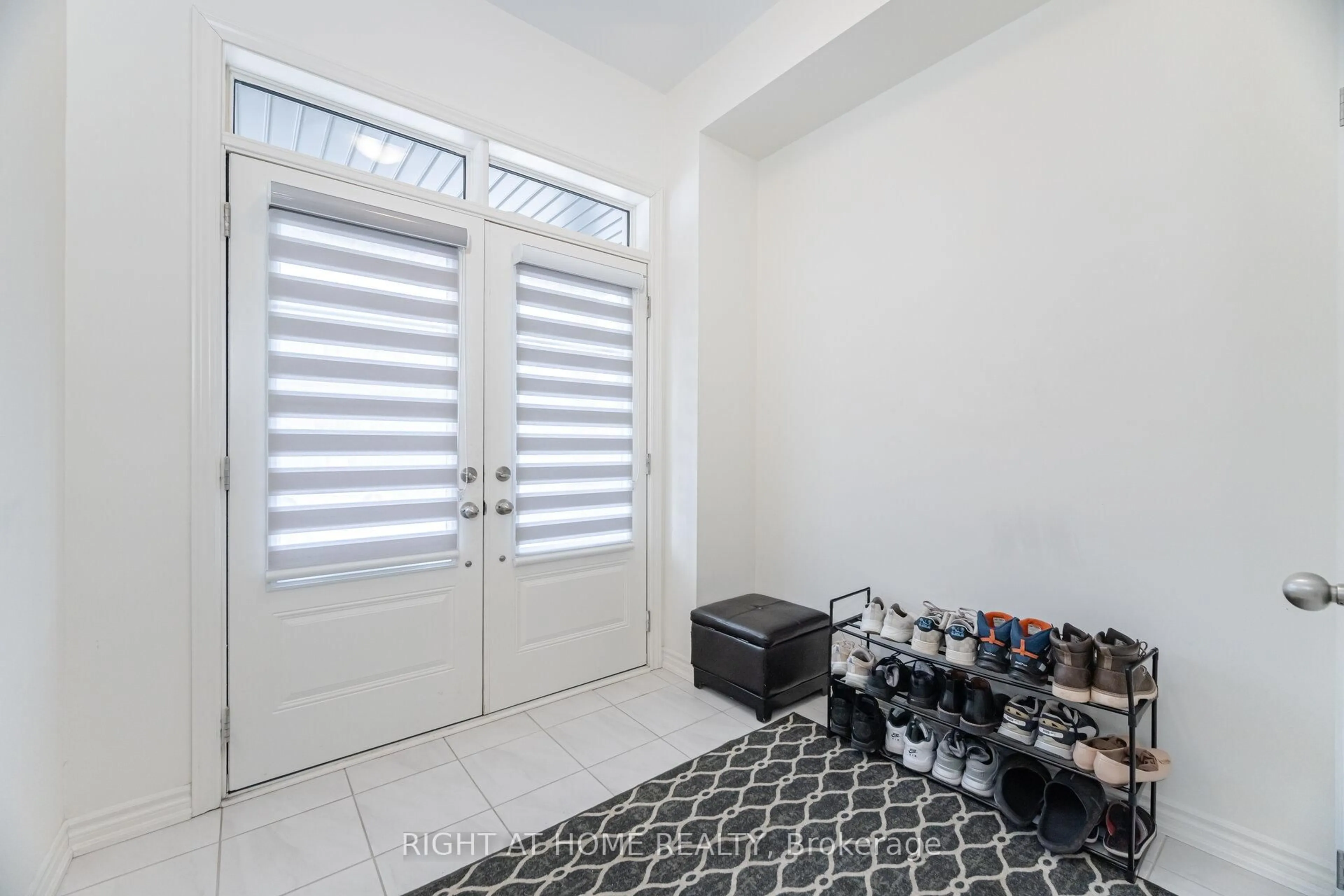 Indoor entryway for 1247 Rexton Dr, Oshawa Ontario L1L 0T3