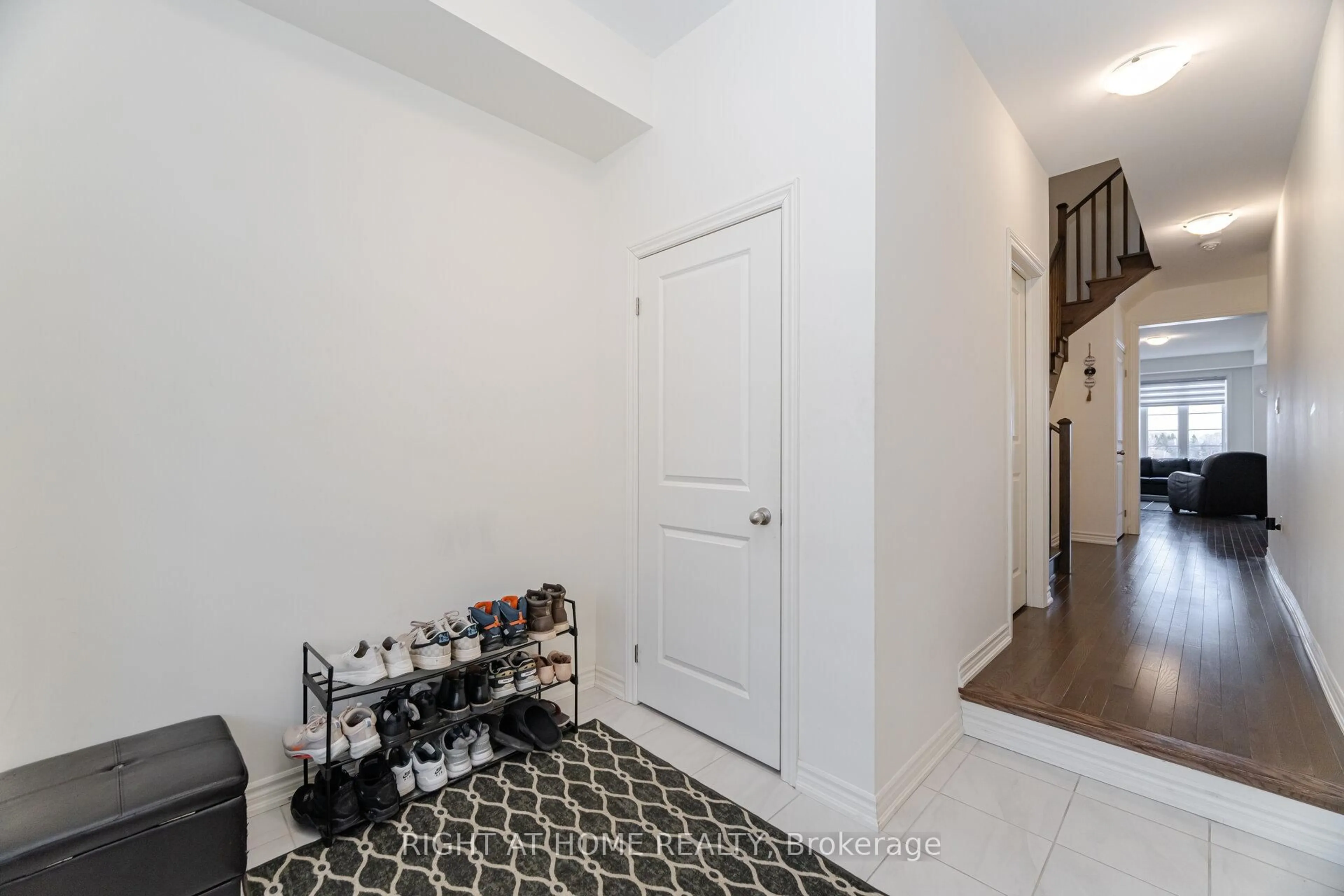 Indoor entryway for 1247 Rexton Dr, Oshawa Ontario L1L 0T3