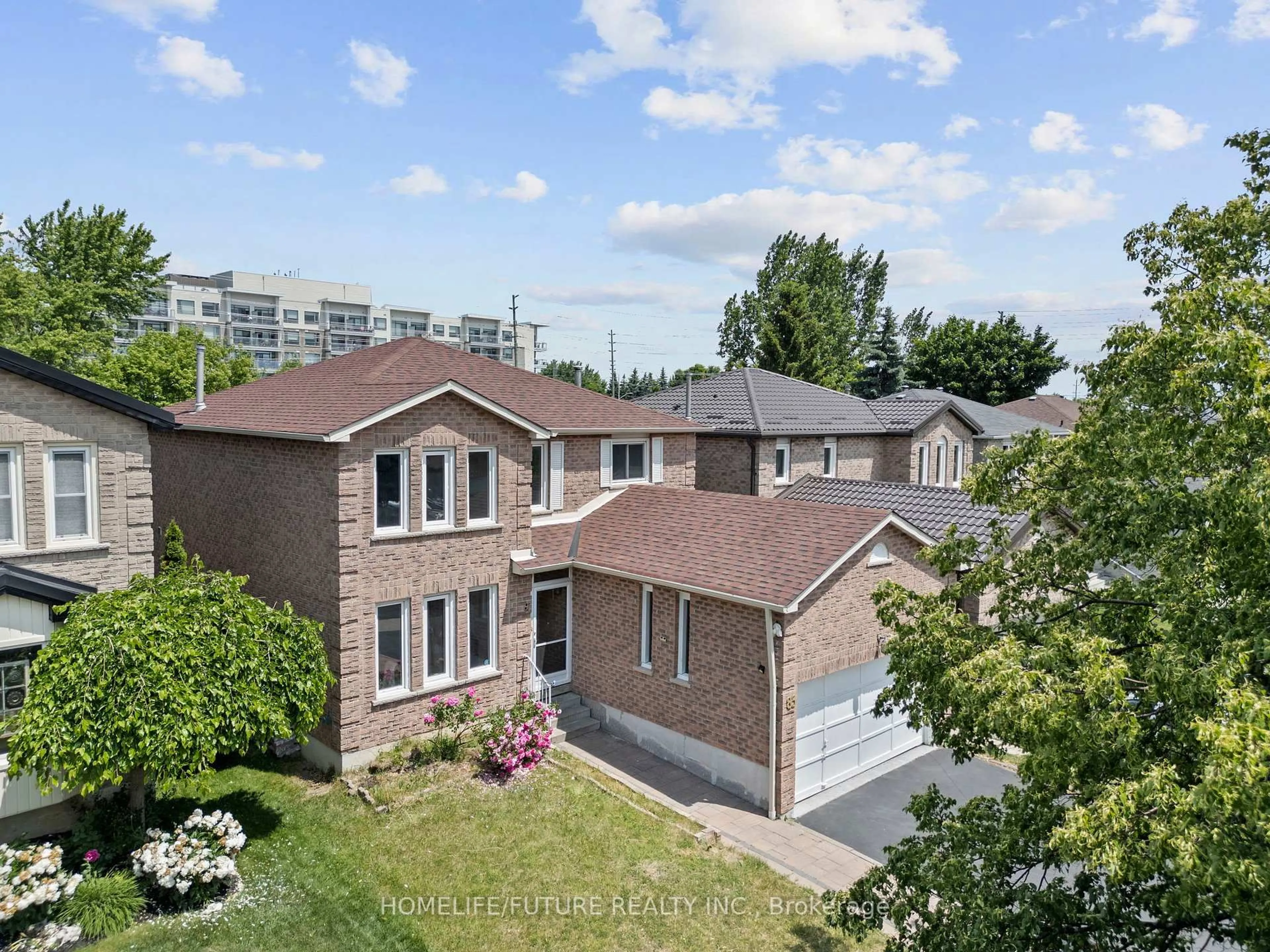 A pic from outside/outdoor area/front of a property/back of a property/a pic from drone, street for 83 Marshall Cres, Ajax Ontario L1T 2N9