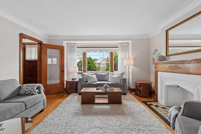 Additional property image - 882 Coxwell Ave