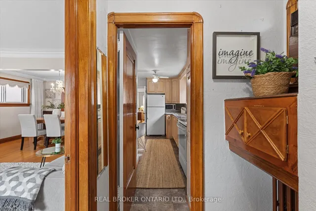 Additional property image - 882 Coxwell Ave