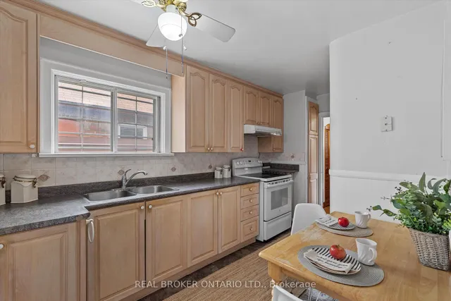 Additional property image - 882 Coxwell Ave