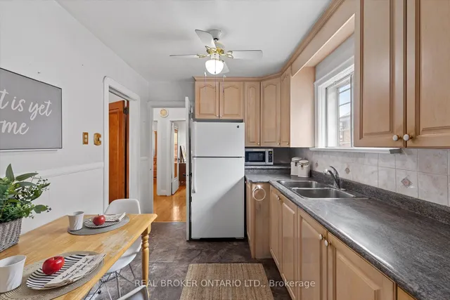 Additional property image - 882 Coxwell Ave