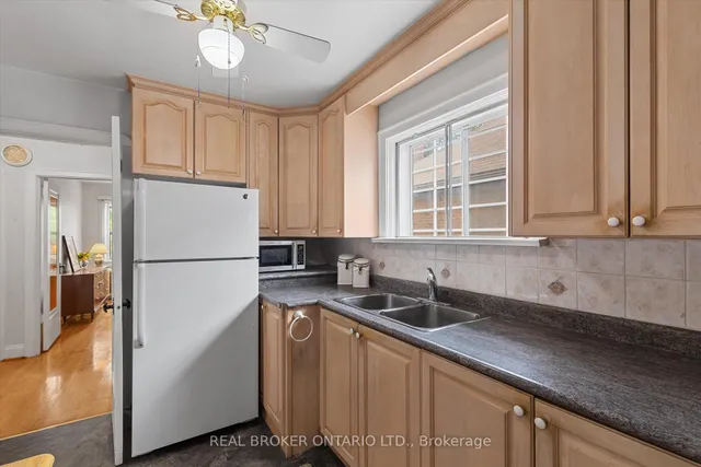 Additional property image - 882 Coxwell Ave
