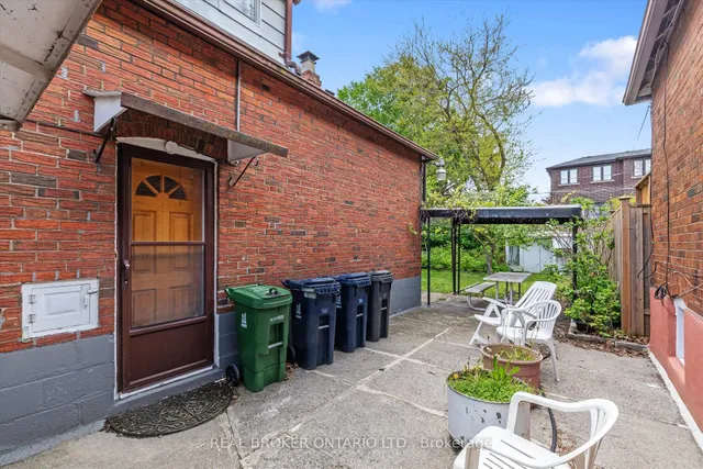 Additional property image - 882 Coxwell Ave