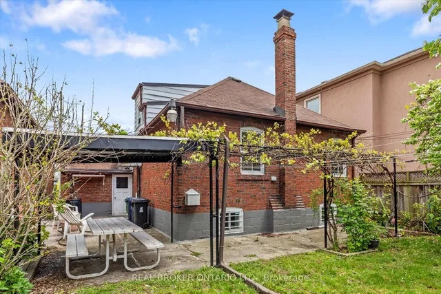 Additional property image - 882 Coxwell Ave