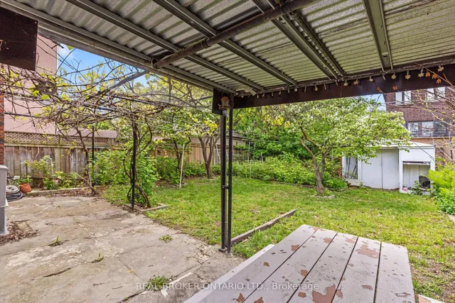 Additional property image - 882 Coxwell Ave