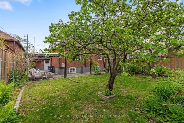 Additional property image - 882 Coxwell Ave