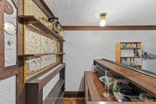 Additional property image - 882 Coxwell Ave
