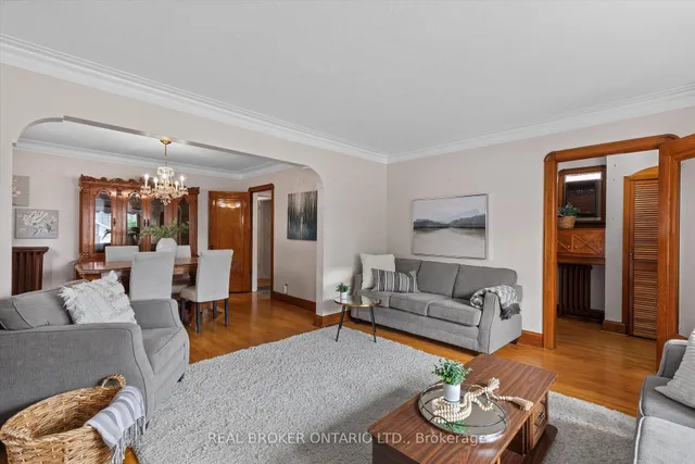 Additional property image - 882 Coxwell Ave