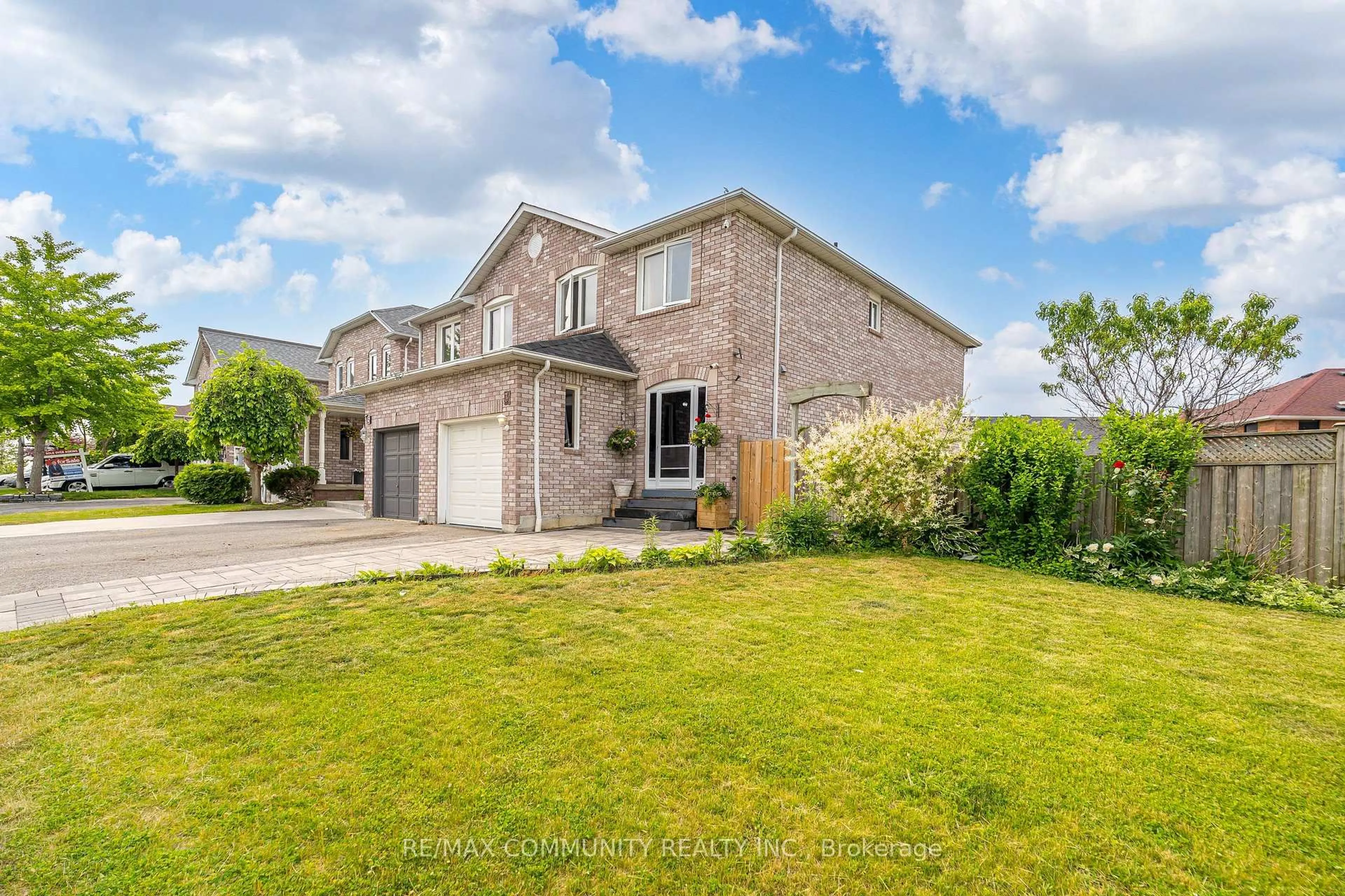 A pic from outside/outdoor area/front of a property/back of a property/a pic from drone, street for 3 Tawn Cres, Ajax Ontario L1Z 1J1