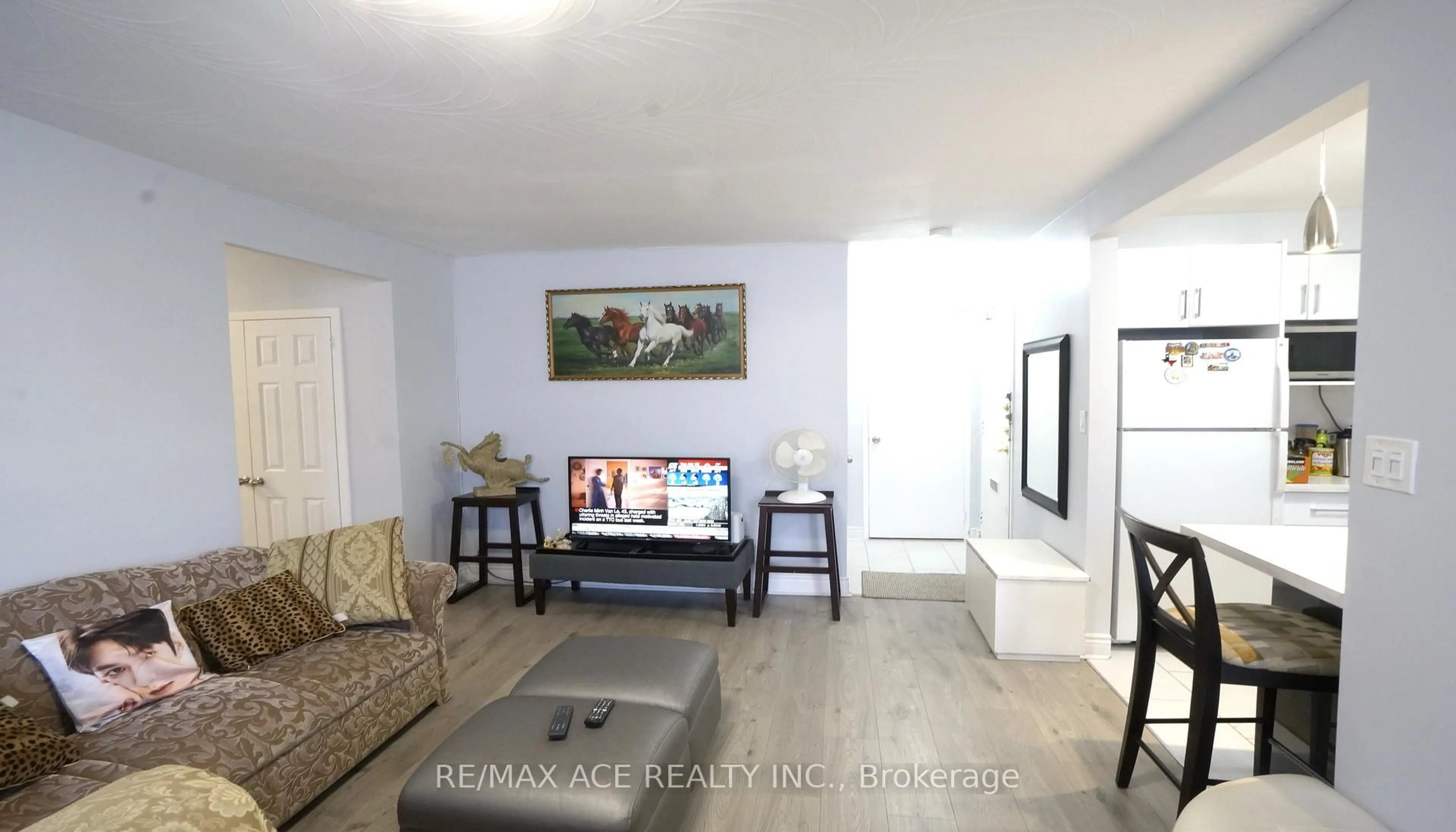 Living room with furniture, ceramic/tile floor for 825 Kennedy Rd #506, Toronto Ontario M1K 2E6