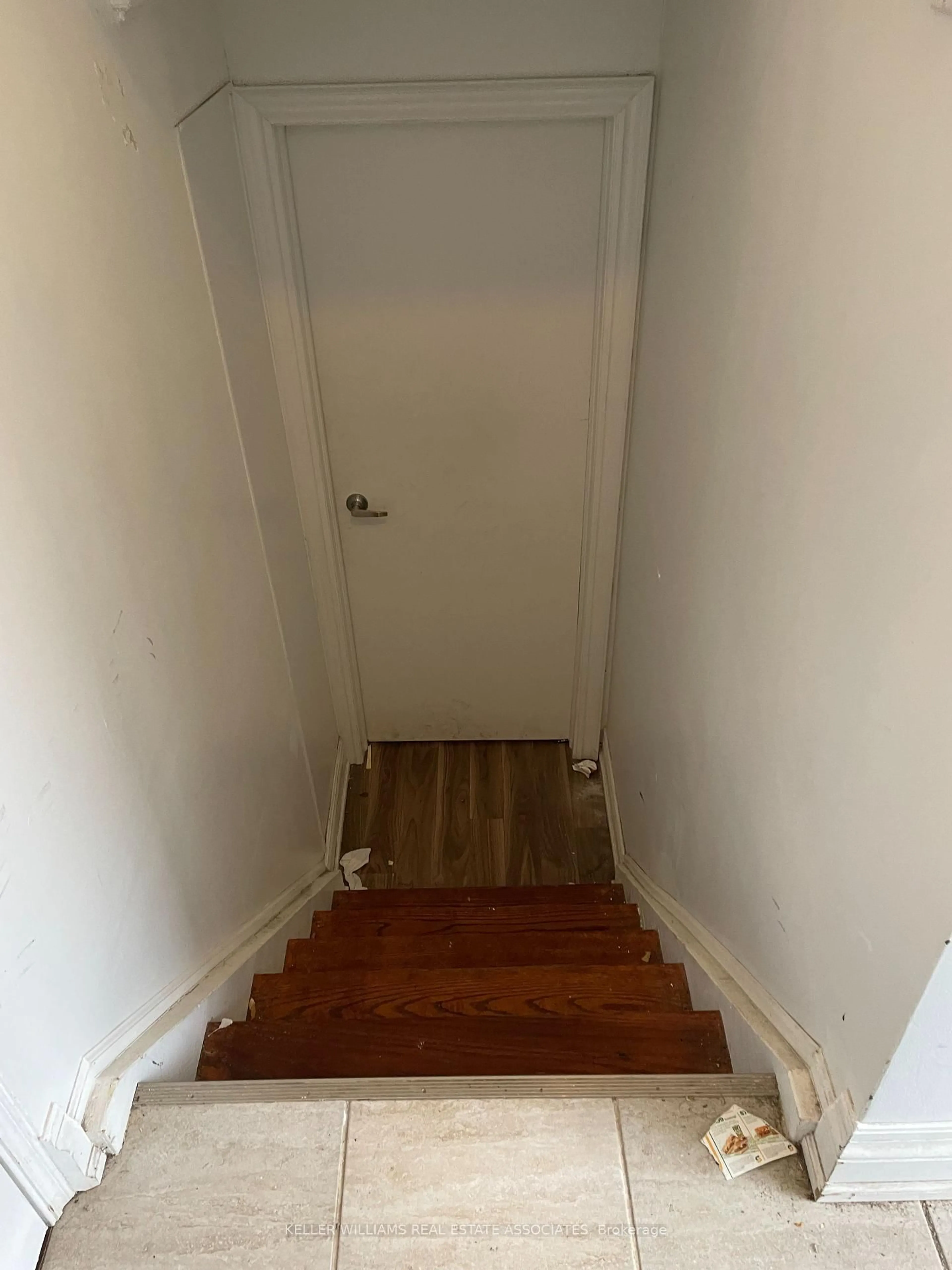 Stairs for 114 Cultra Sq, Toronto Ontario M1E 2E3