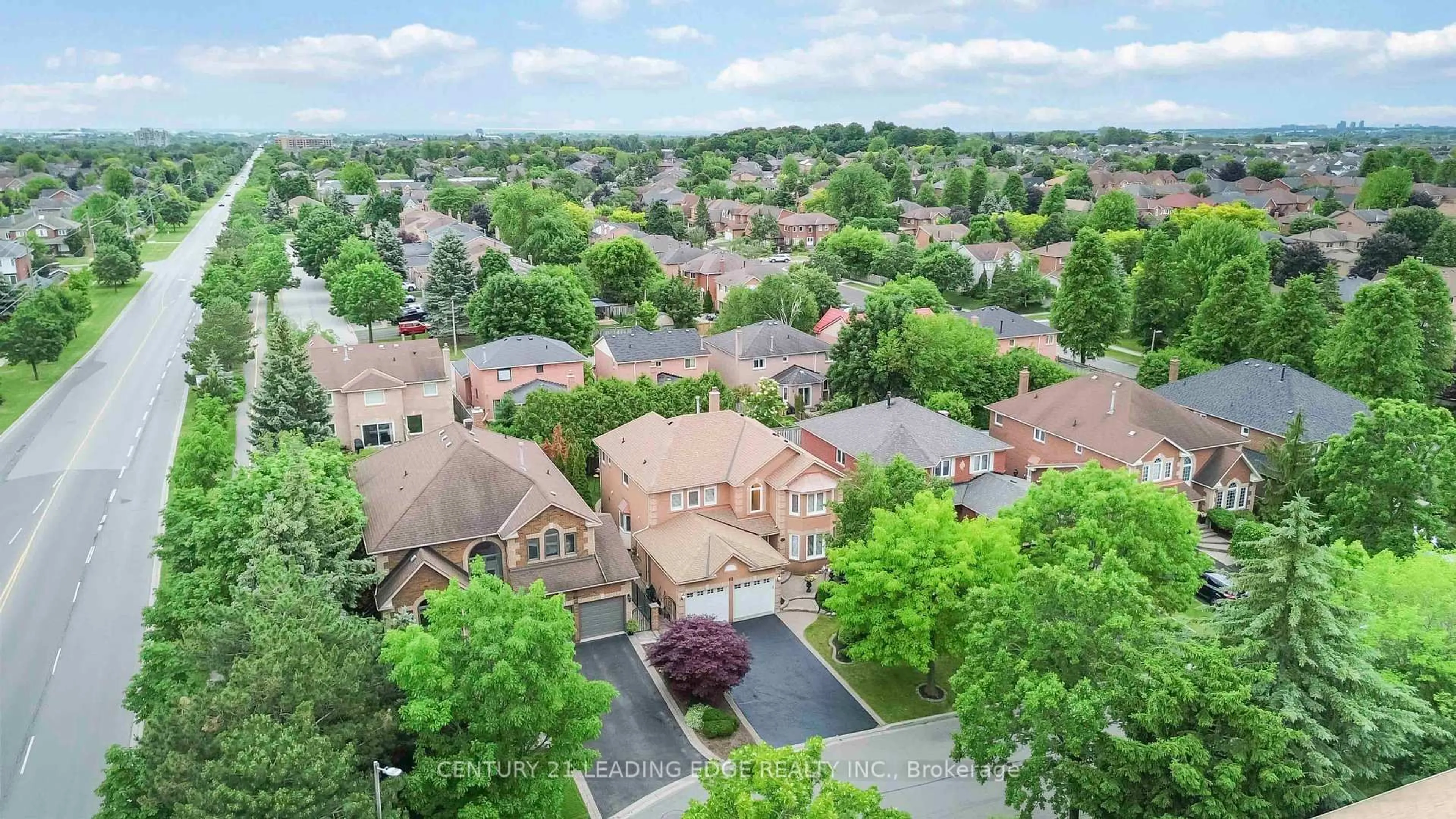 A pic from outside/outdoor area/front of a property/back of a property/a pic from drone, street for 62 Chiltern Pl, Whitby Ontario L1R 2E5