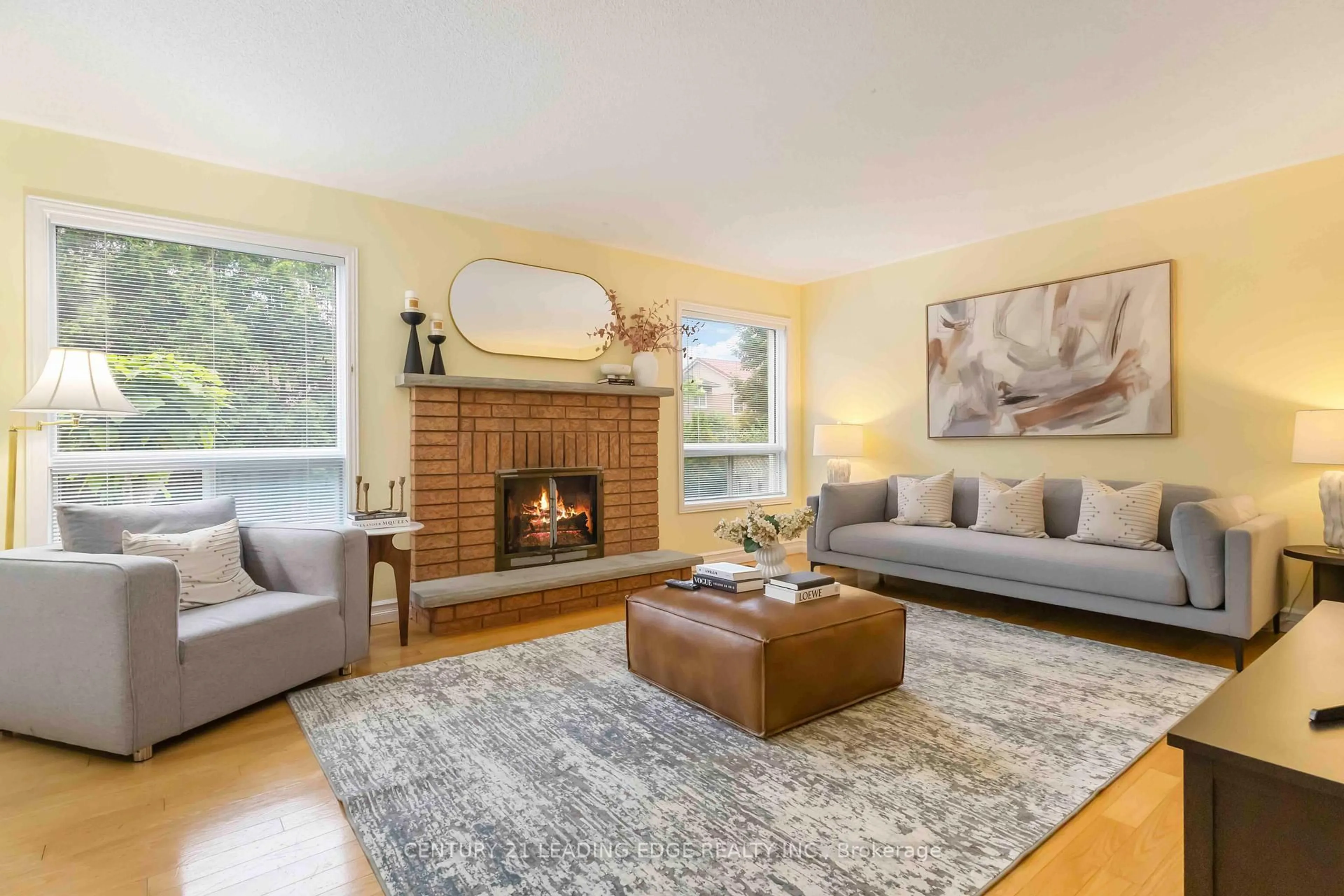 Living room with furniture, unknown for 62 Chiltern Pl, Whitby Ontario L1R 2E5