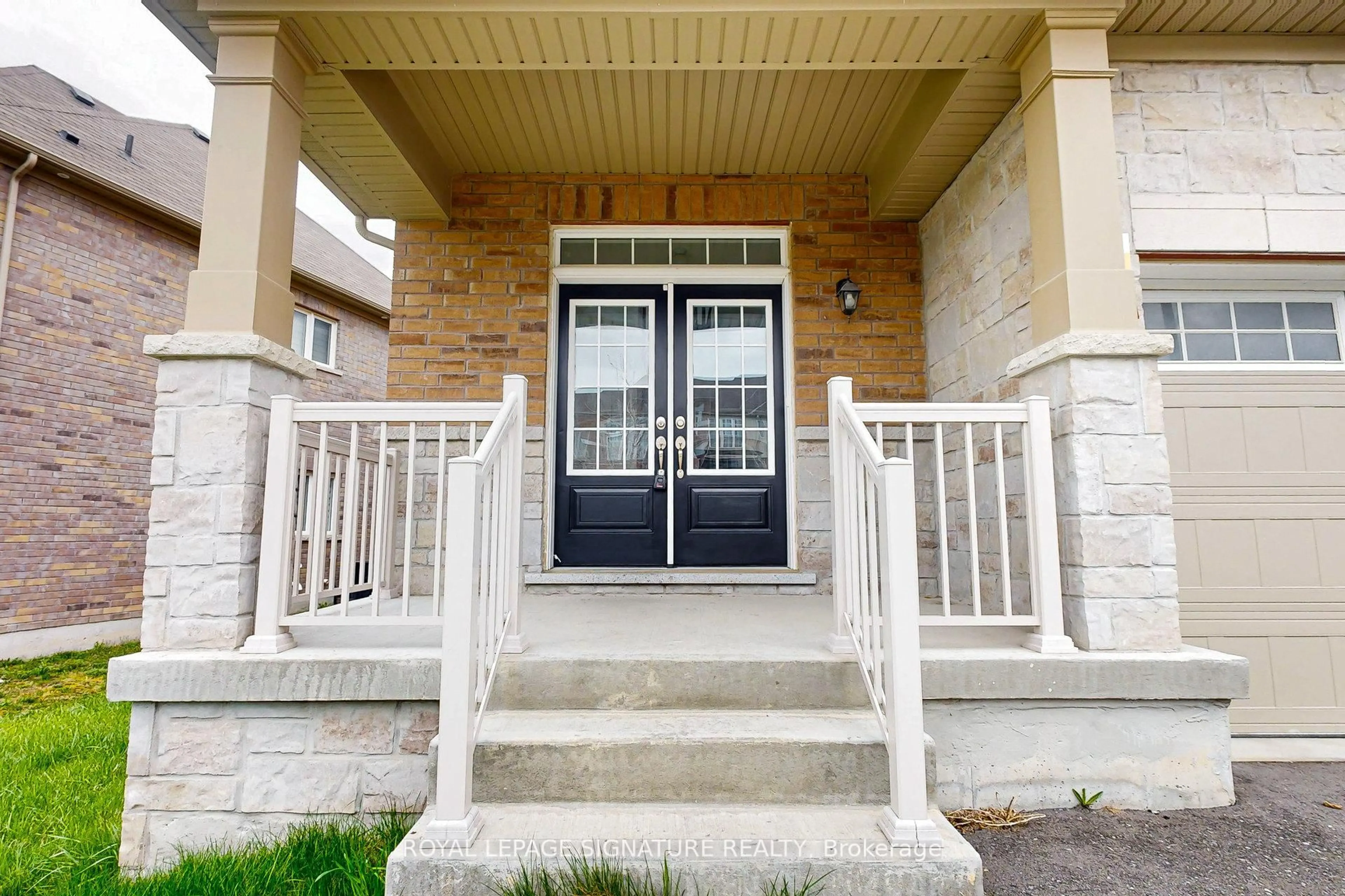 Indoor entryway for 137 Elephant Hill Dr, Clarington Ontario L1C 0V9
