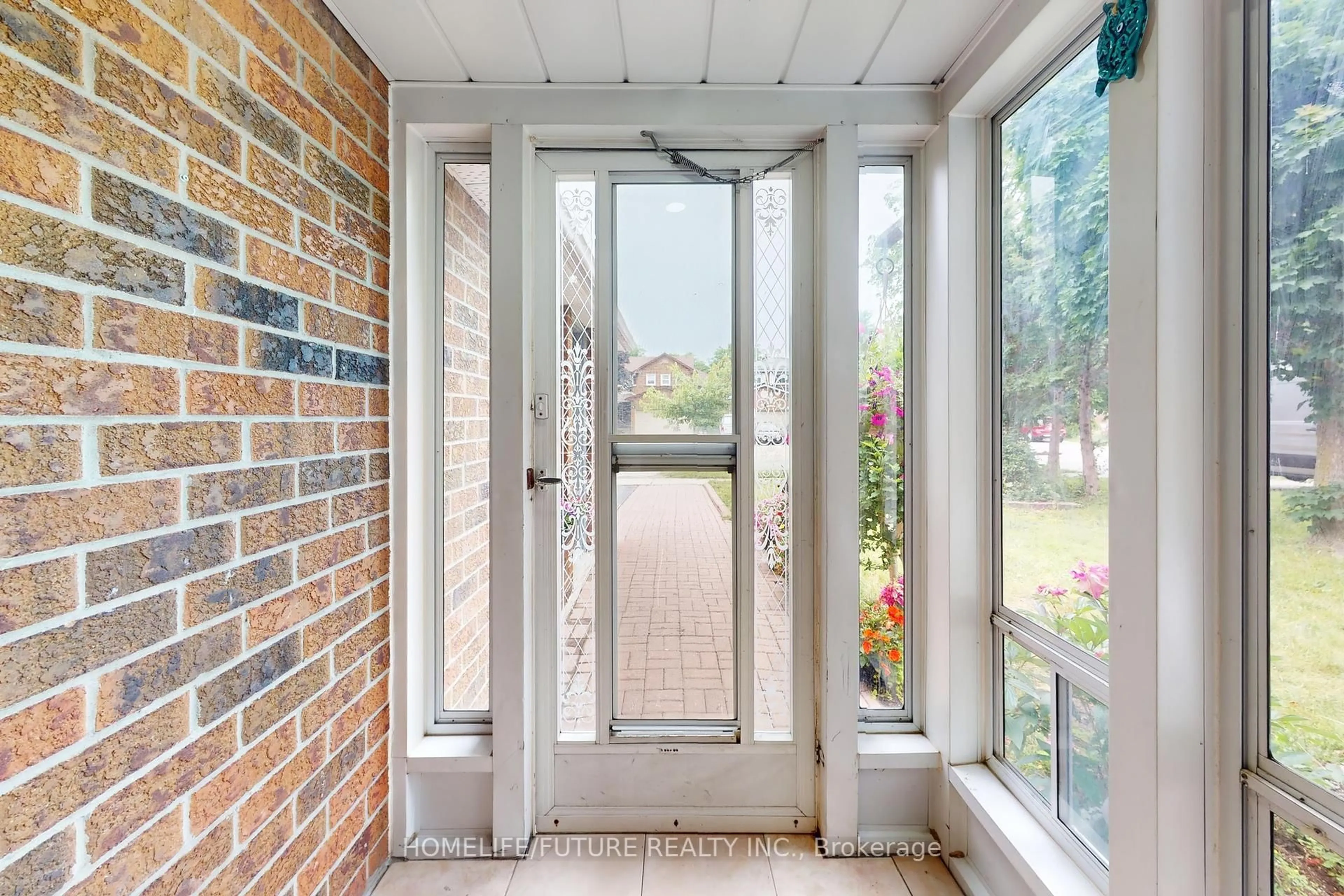 Indoor entryway for 75 Calverley Tr, Toronto Ontario M1C 3S5