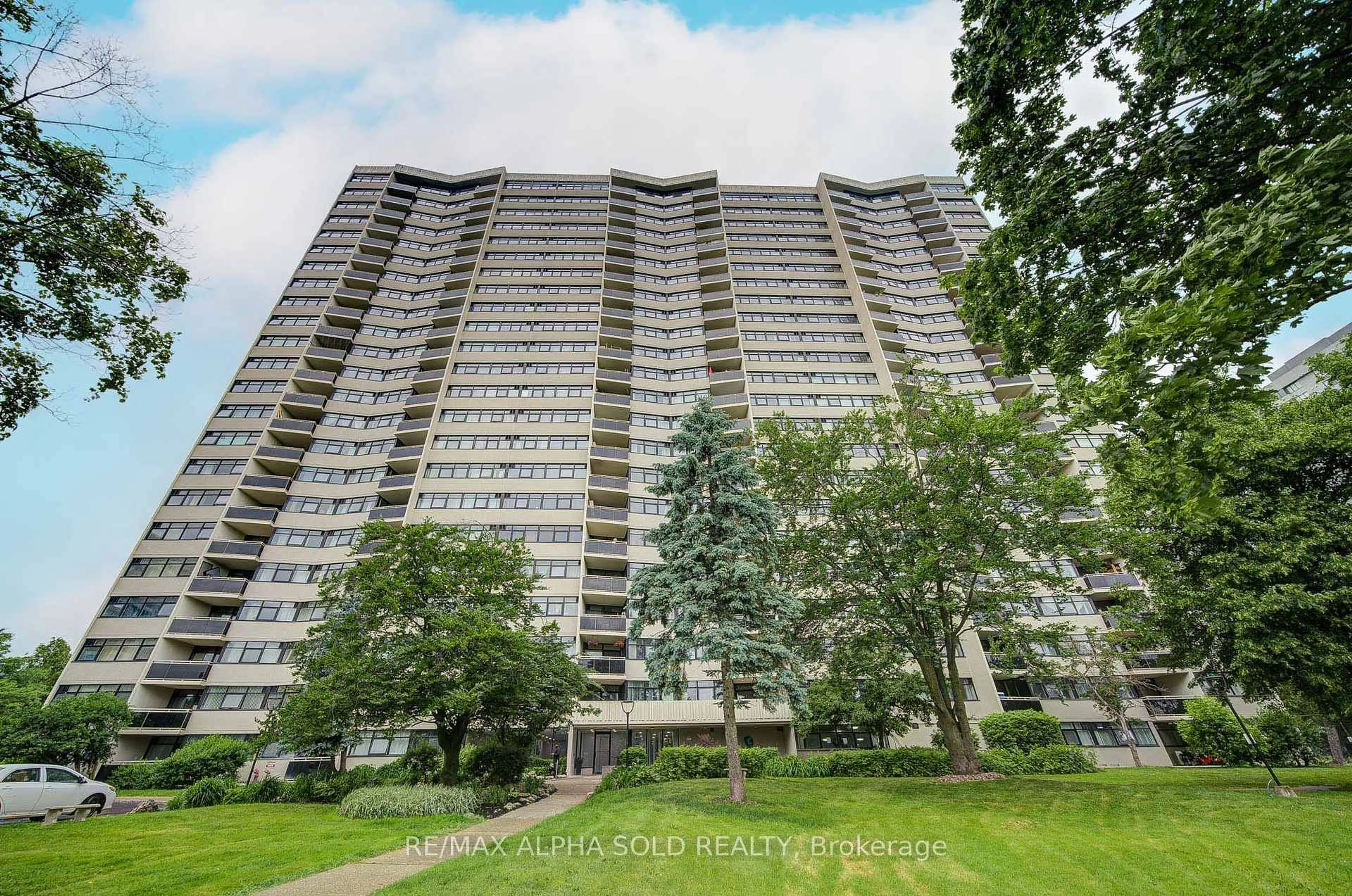 A pic from outside/outdoor area/front of a property/back of a property/a pic from drone, building for 100 Echo Point Pl #1705, Toronto Ontario M1W 2V2