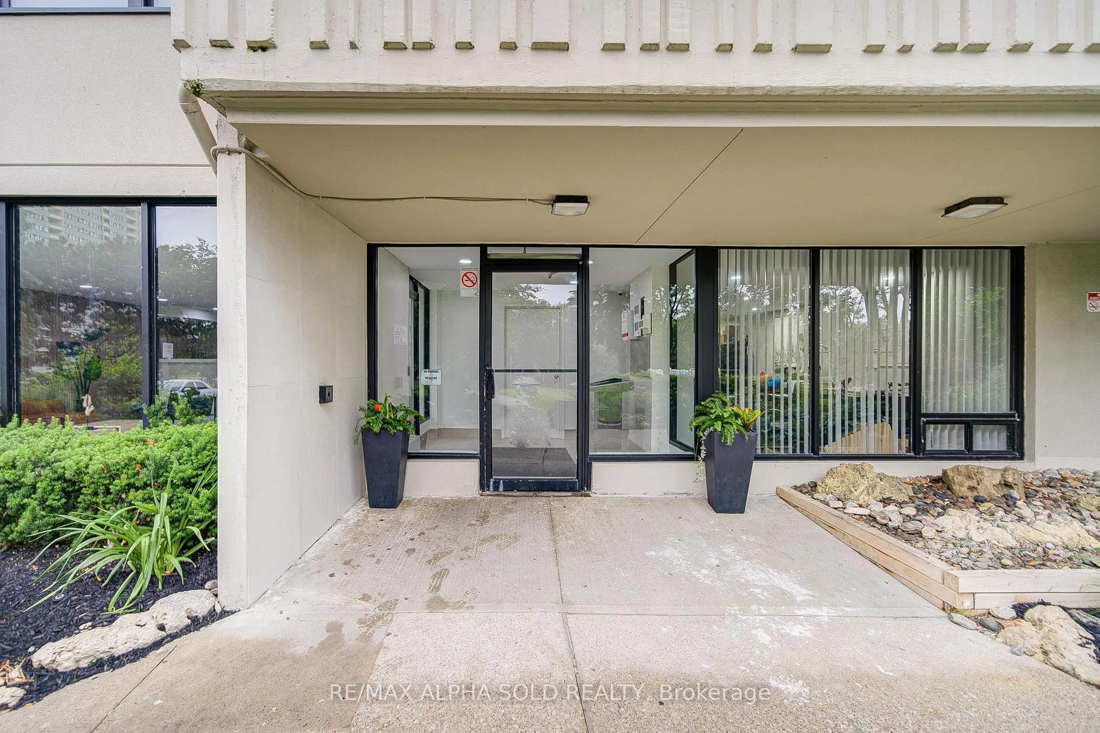 Indoor entryway for 100 Echo Point Pl #1705, Toronto Ontario M1W 2V2