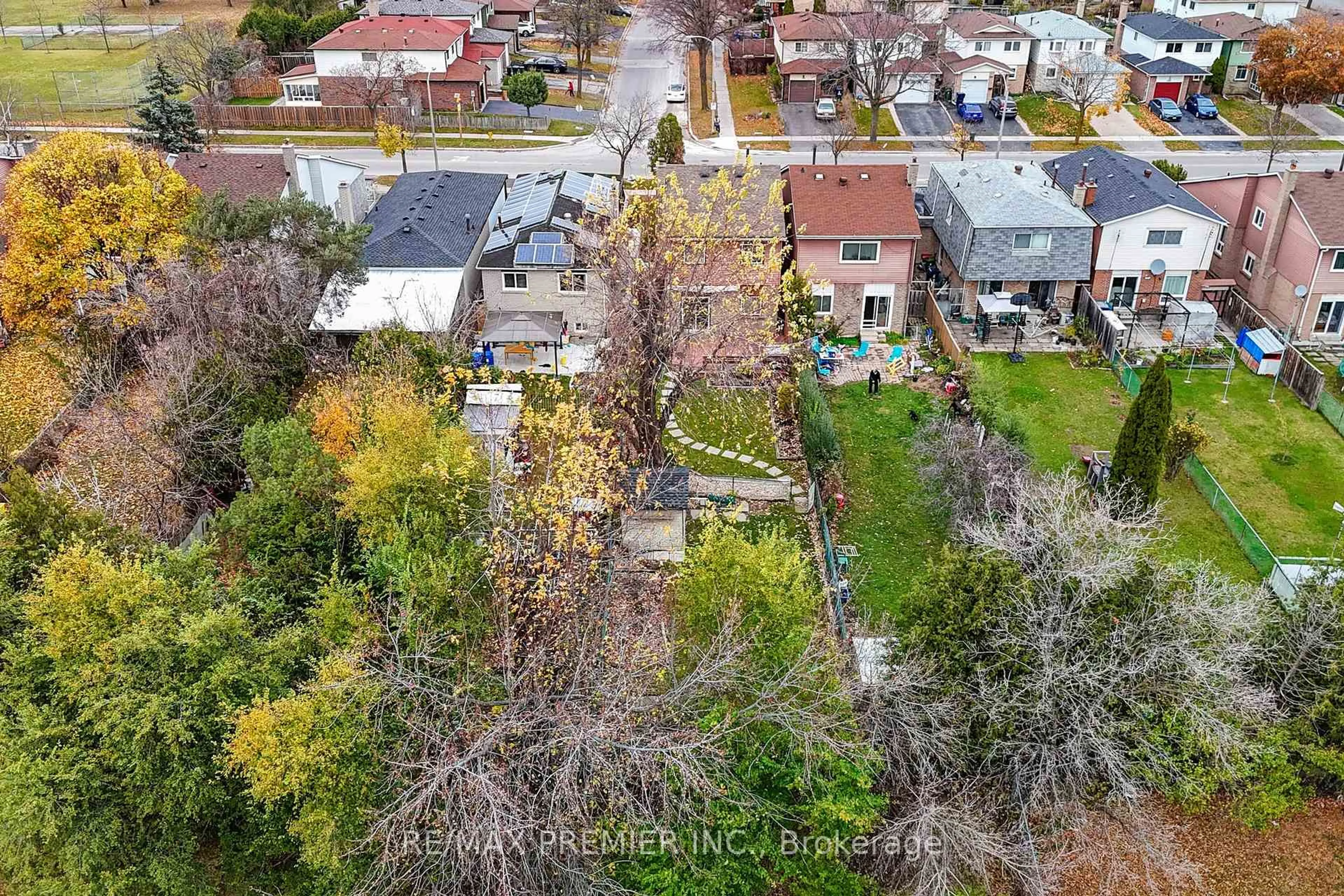 A pic from outside/outdoor area/front of a property/back of a property/a pic from drone, street for 191 Invergordon Ave, Toronto Ontario M1S 3Z1