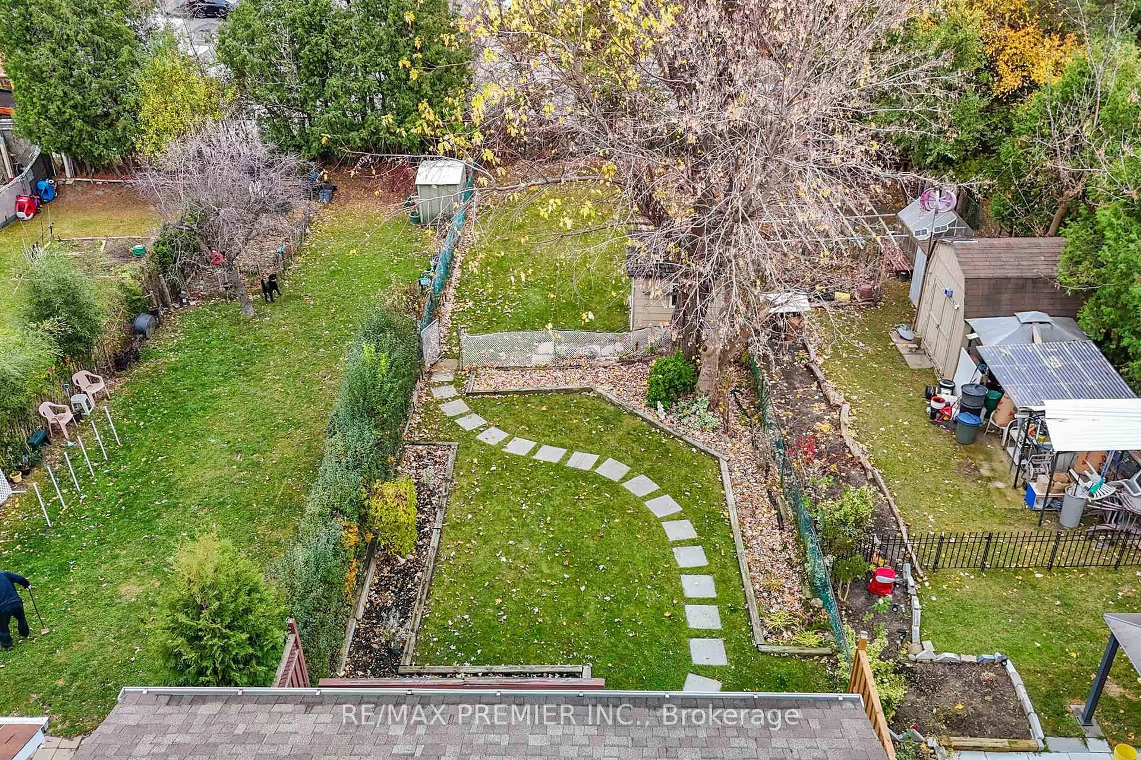 A pic from outside/outdoor area/front of a property/back of a property/a pic from drone, street for 191 Invergordon Ave, Toronto Ontario M1S 3Z1