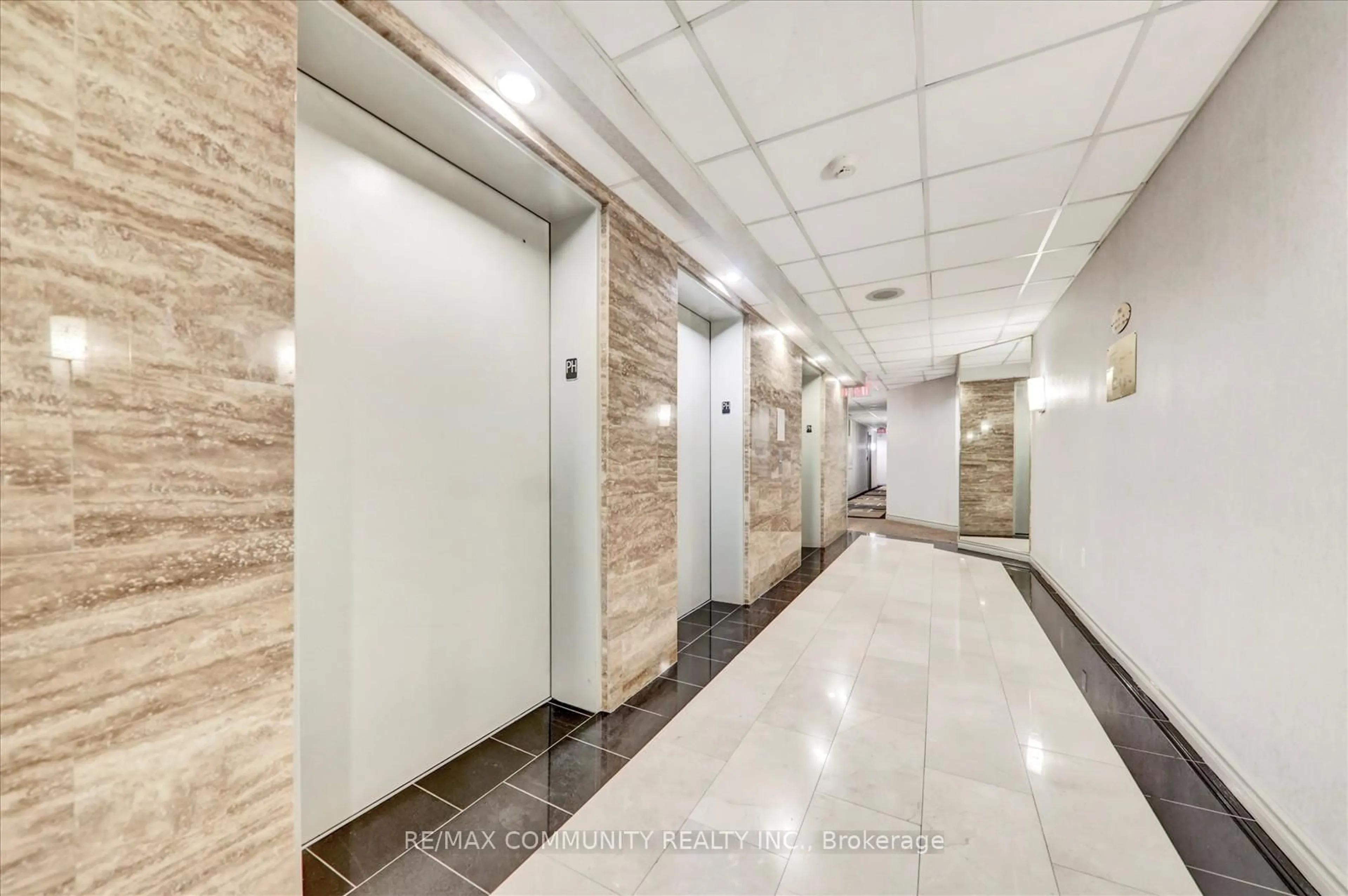 Indoor foyer for 430 Mclevin Ave #Ph11, Toronto Ontario M1B 5P1