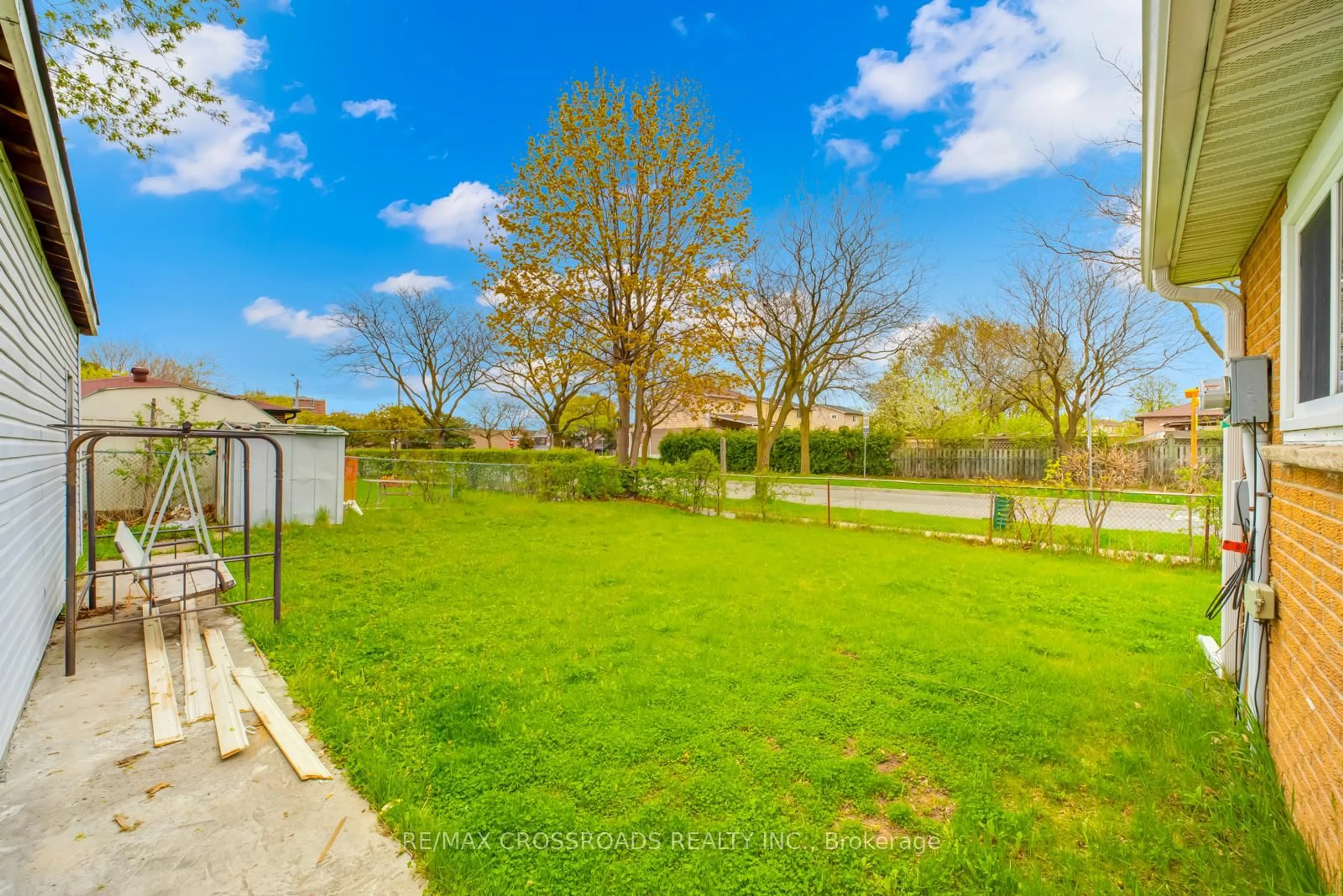 A pic from outside/outdoor area/front of a property/back of a property/a pic from drone, water/lake/river/ocean view for 32 Lighthall Cres, Toronto Ontario M1B 1V3