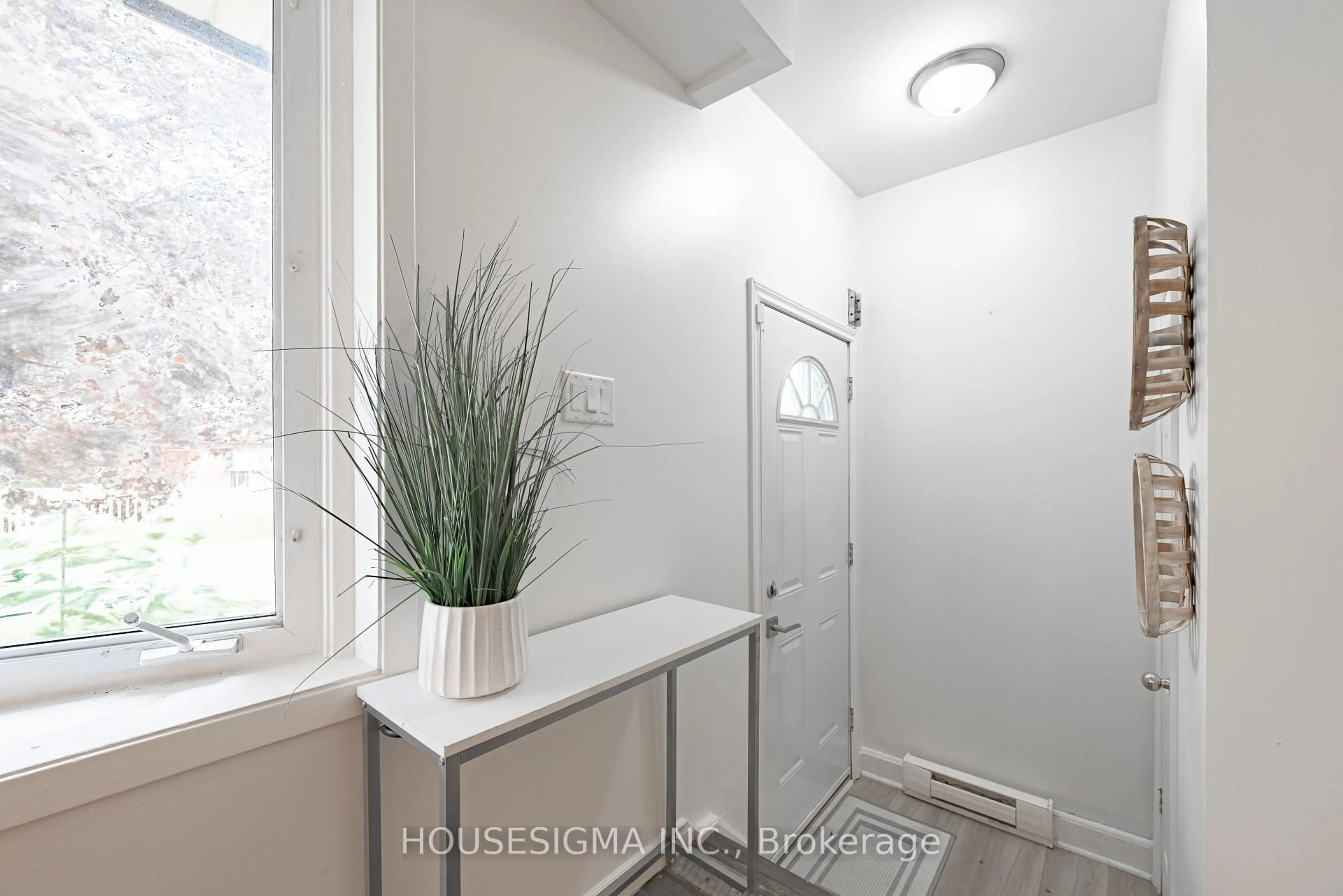 Indoor entryway for 66 Waverly St, Oshawa Ontario L1J 5T7