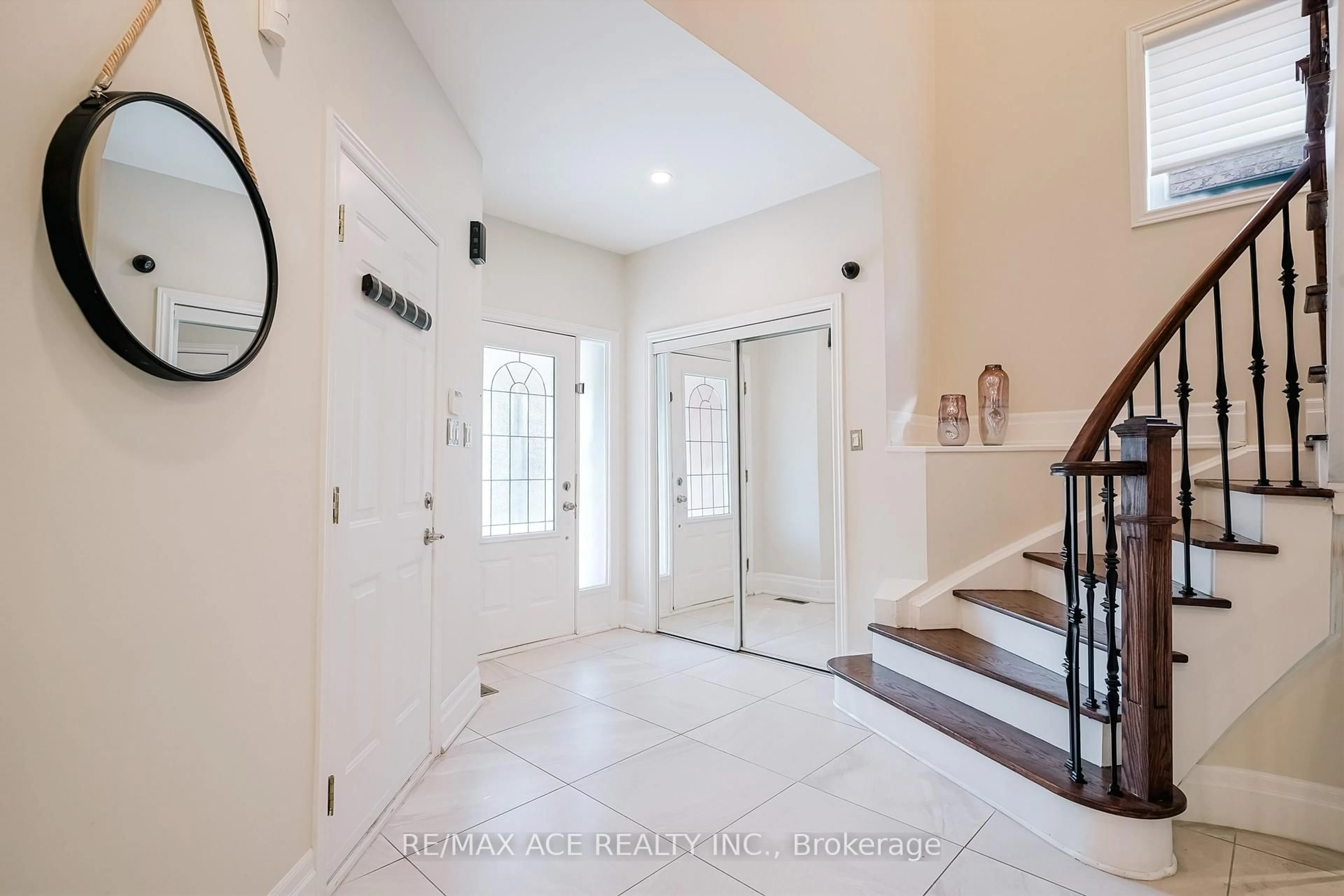 Indoor entryway for 59 Ridgecrest Dr, Toronto Ontario M1W 4A3