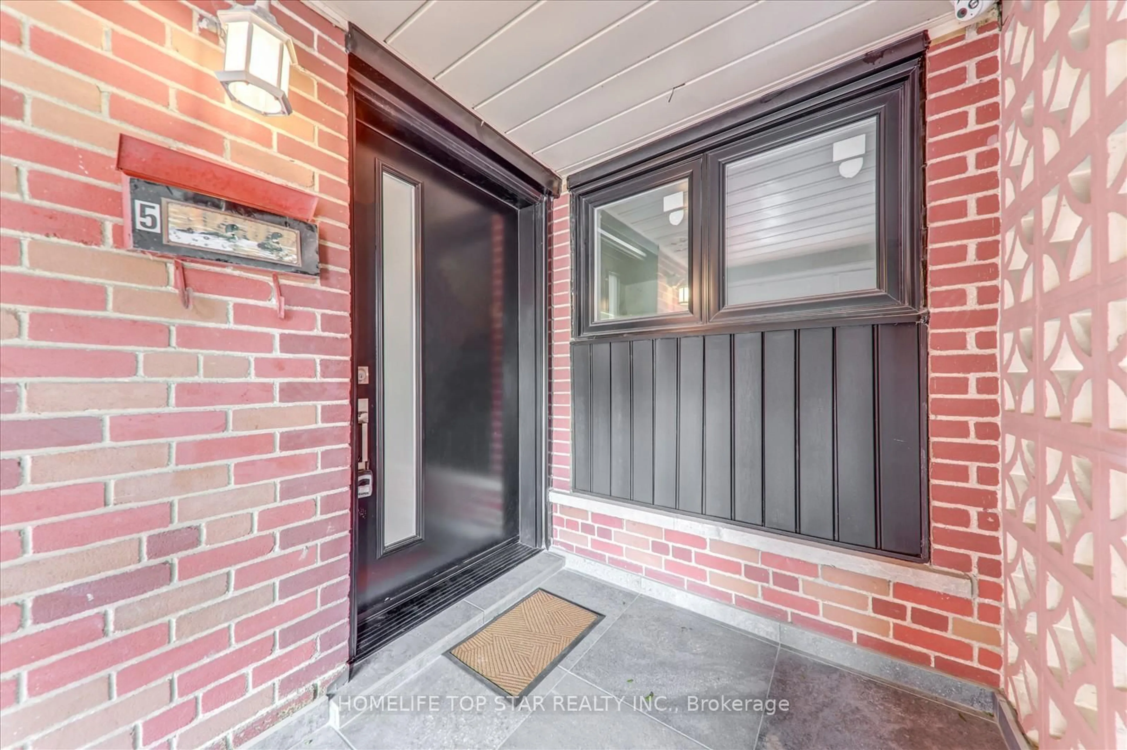 Indoor entryway for 5 Peace Dr, Toronto Ontario M1G 2V3