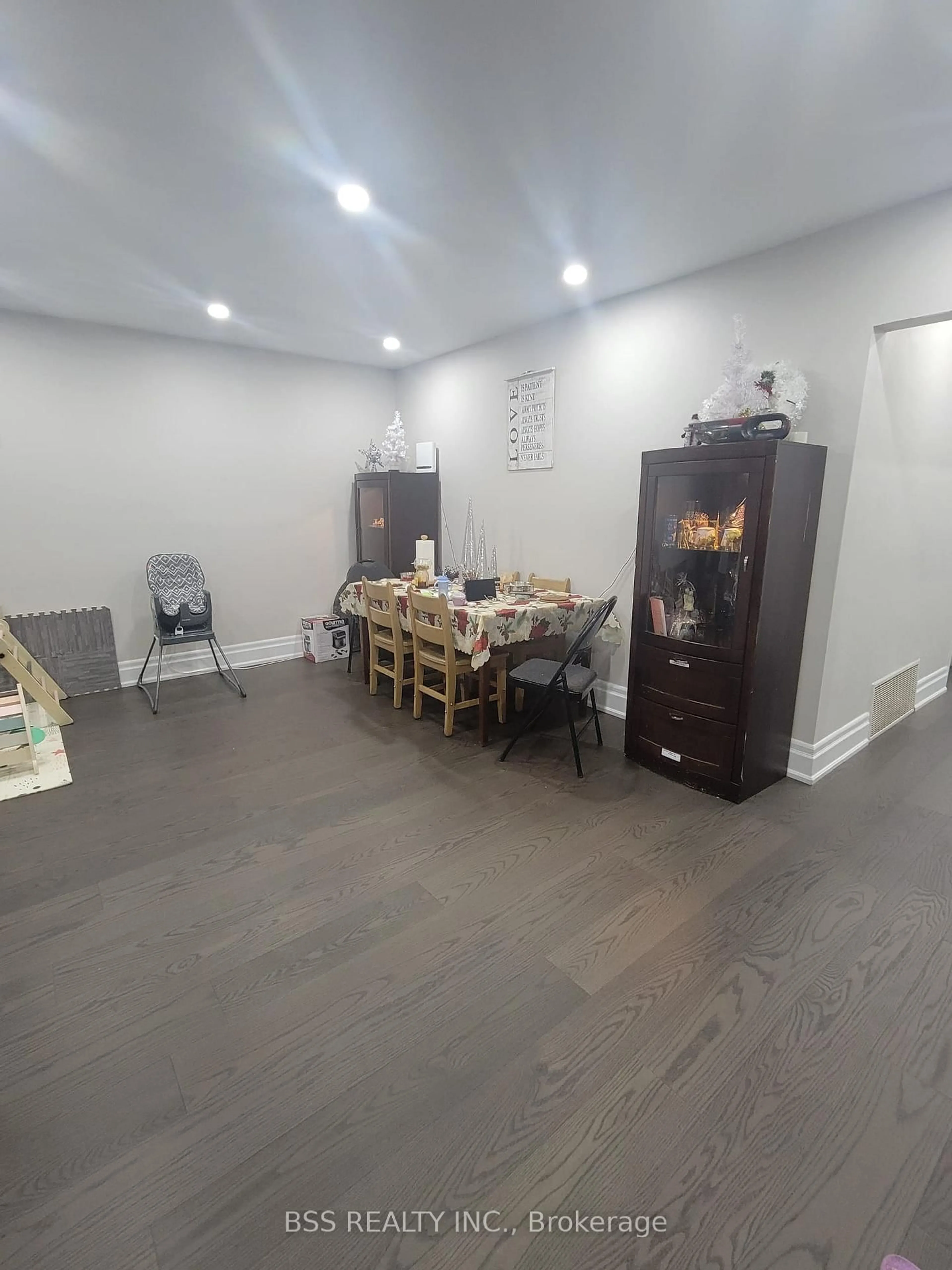 A pic of a room for 55 Inniswood Dr, Toronto Ontario M1R 1E8