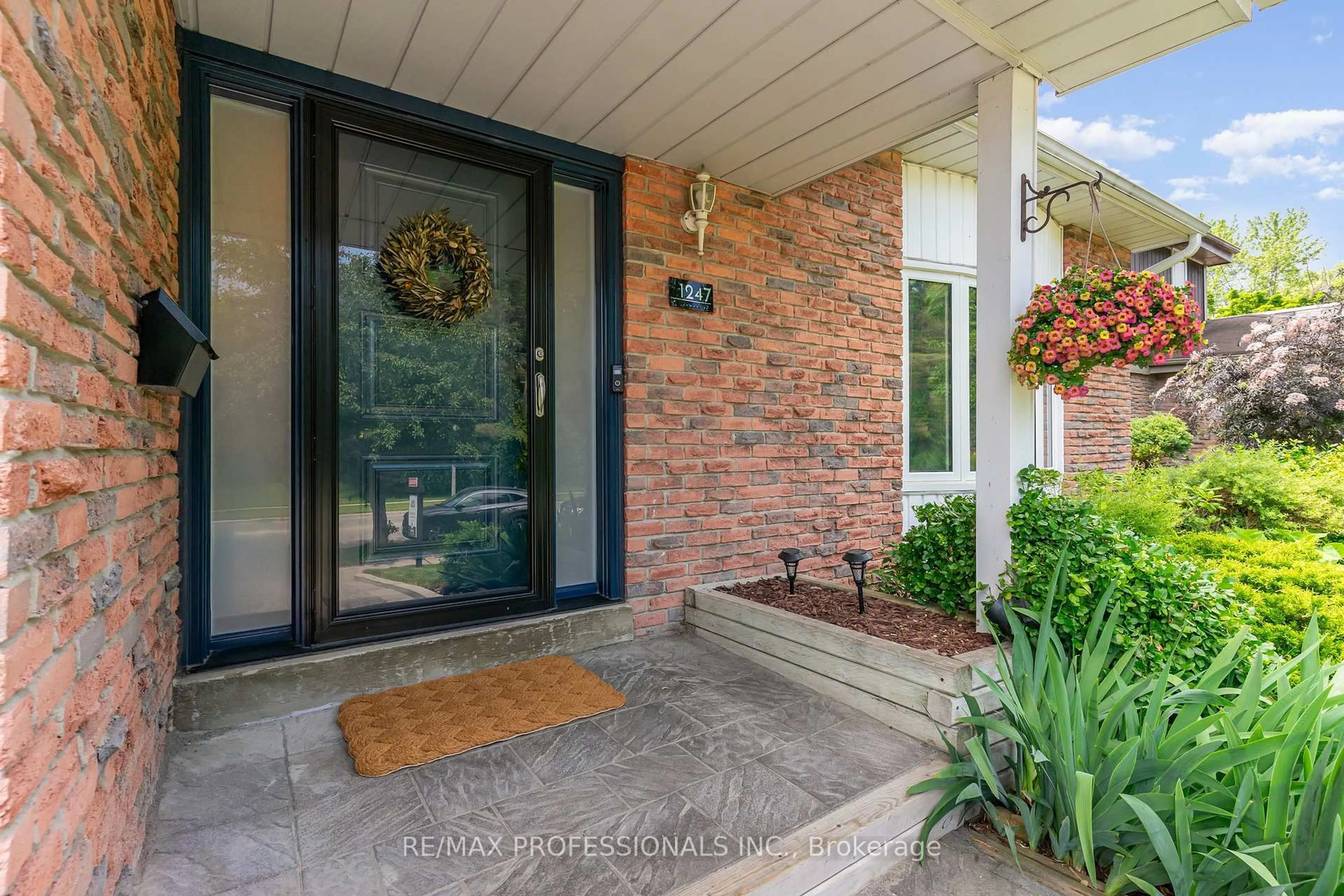 Indoor entryway for 1247 Glenanna Rd, Pickering Ontario L1V 3B6