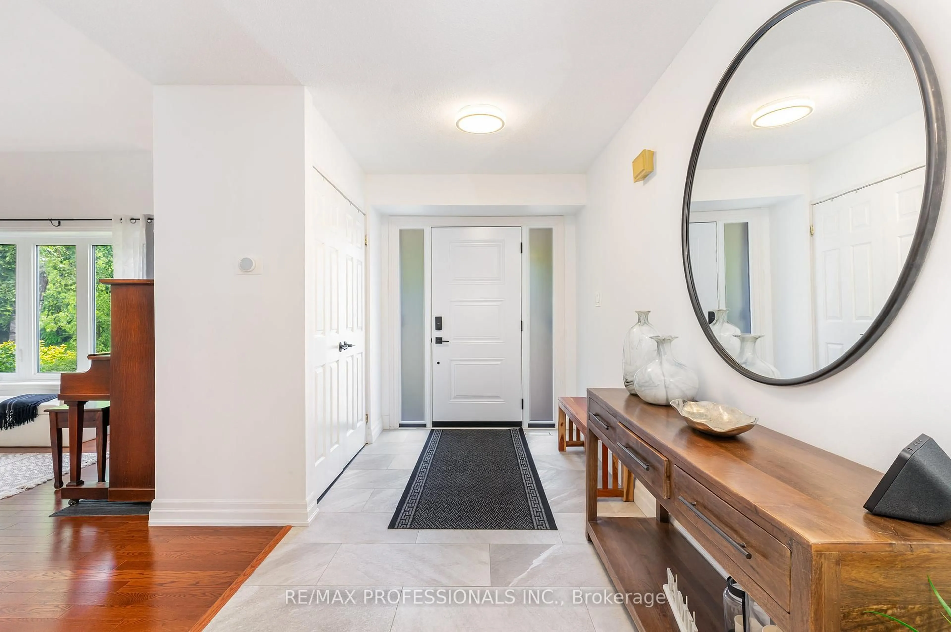 Indoor entryway for 1247 Glenanna Rd, Pickering Ontario L1V 3B6