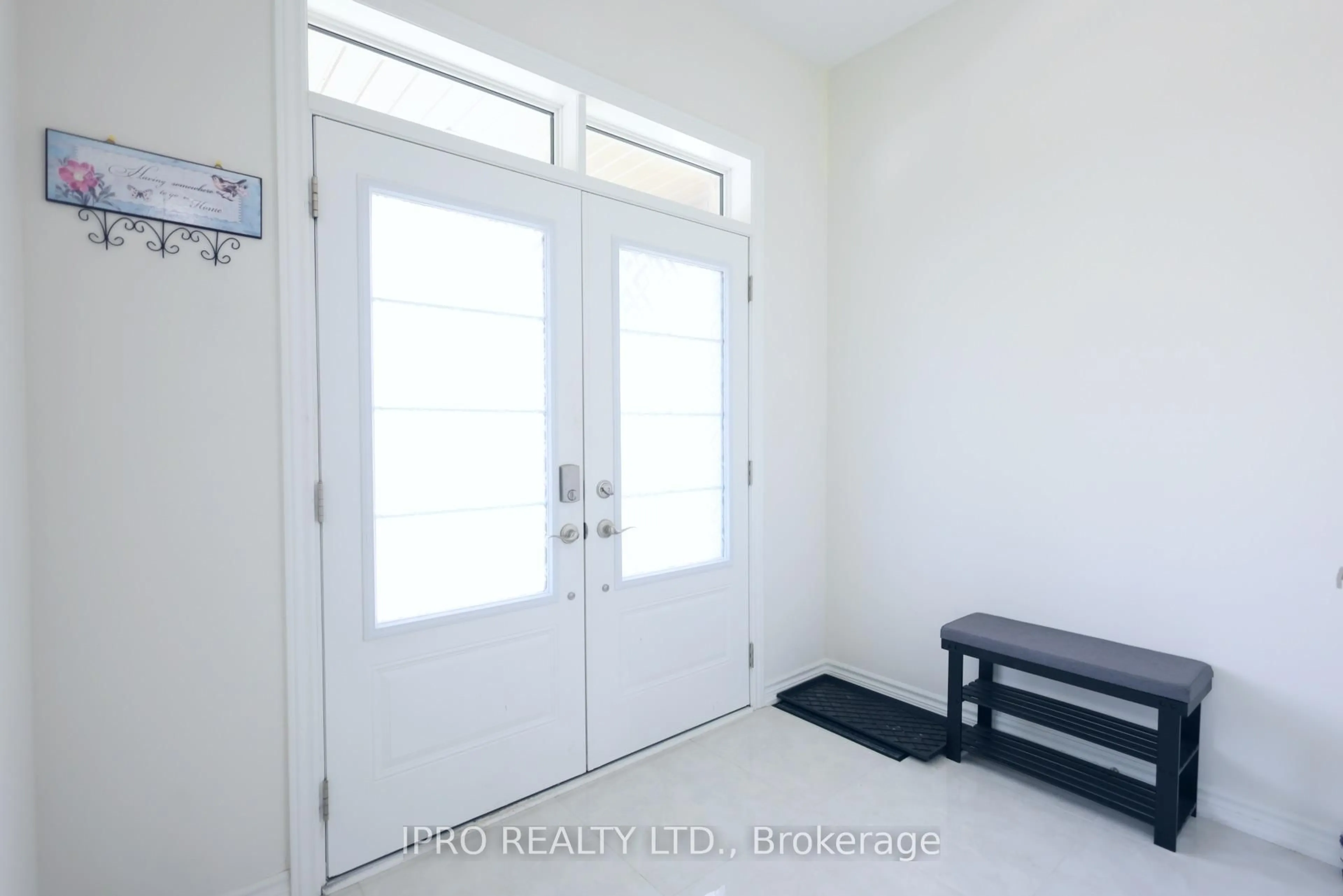 Indoor entryway for 327 Northglen Blvd, Clarington Ontario L1C 7E2