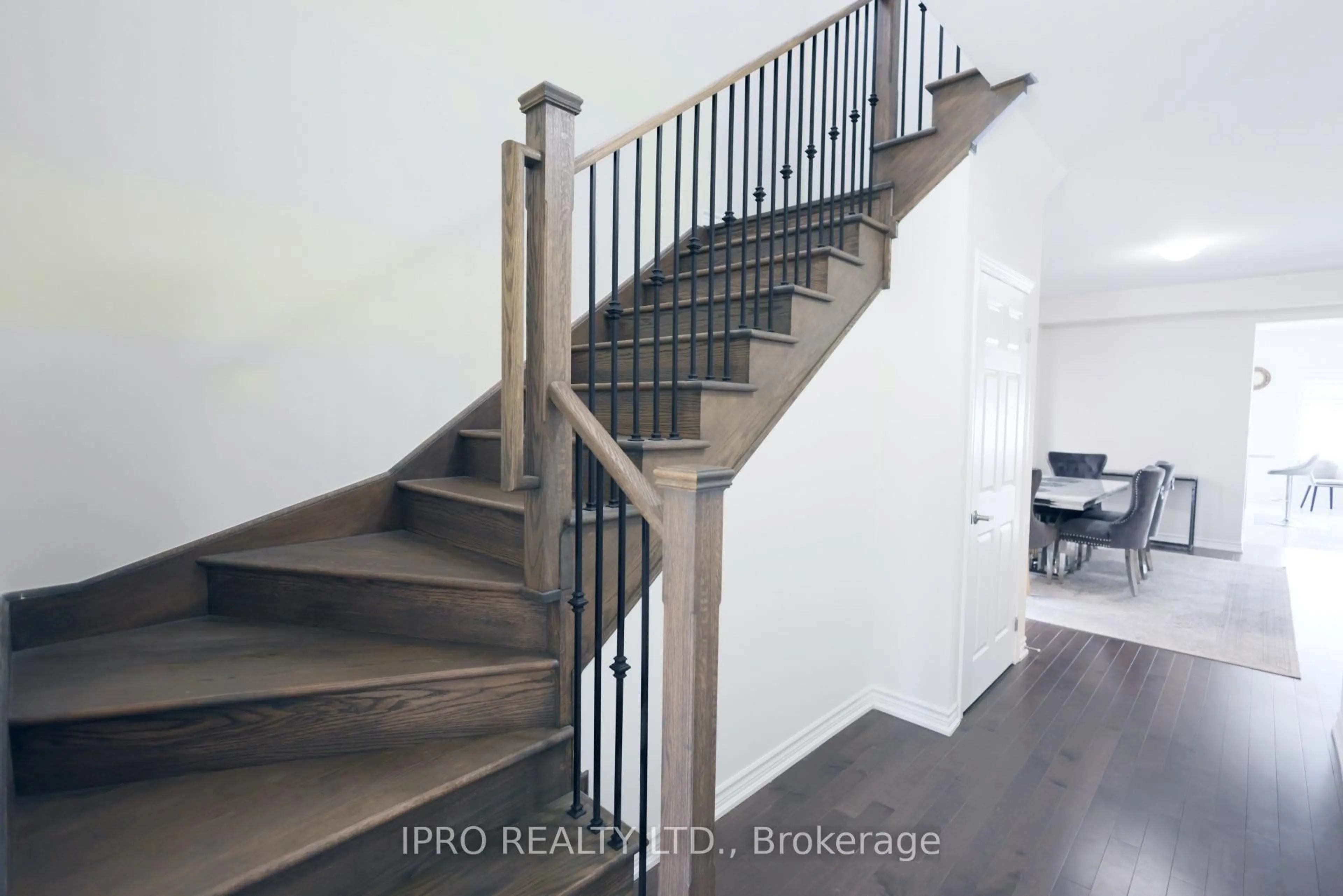 Stairs for 327 Northglen Blvd, Clarington Ontario L1C 7E2