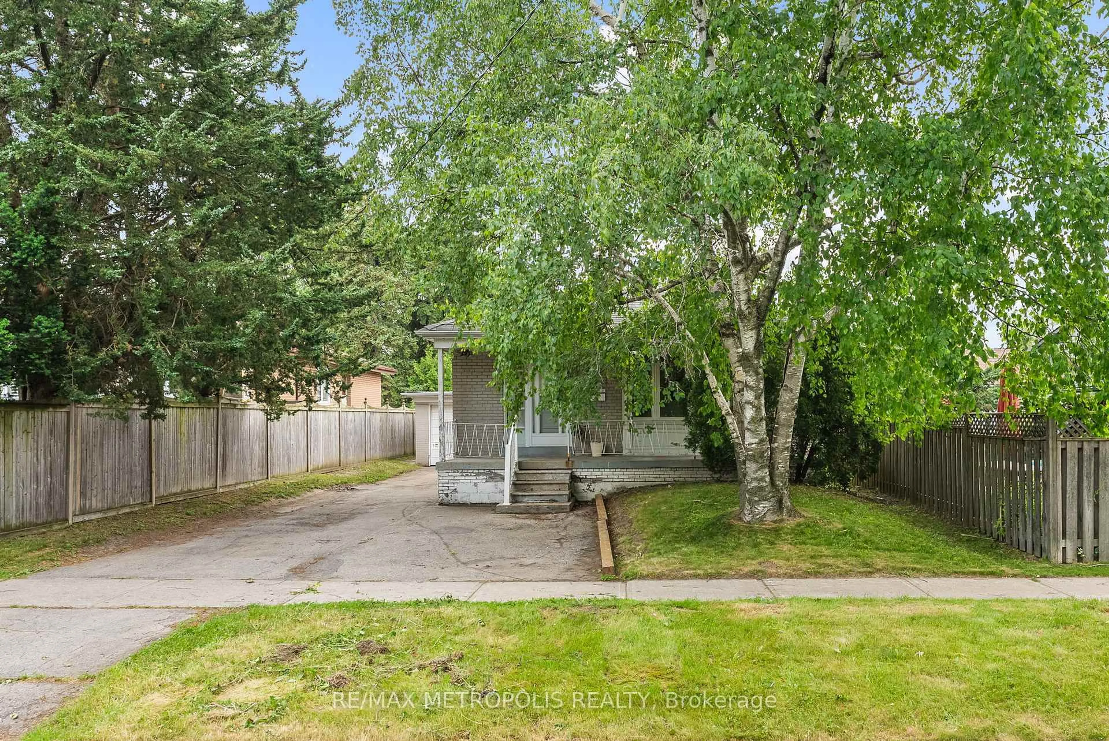 Patio, street for 154 Fitzgibbon Ave, Toronto Ontario M1K 4A8