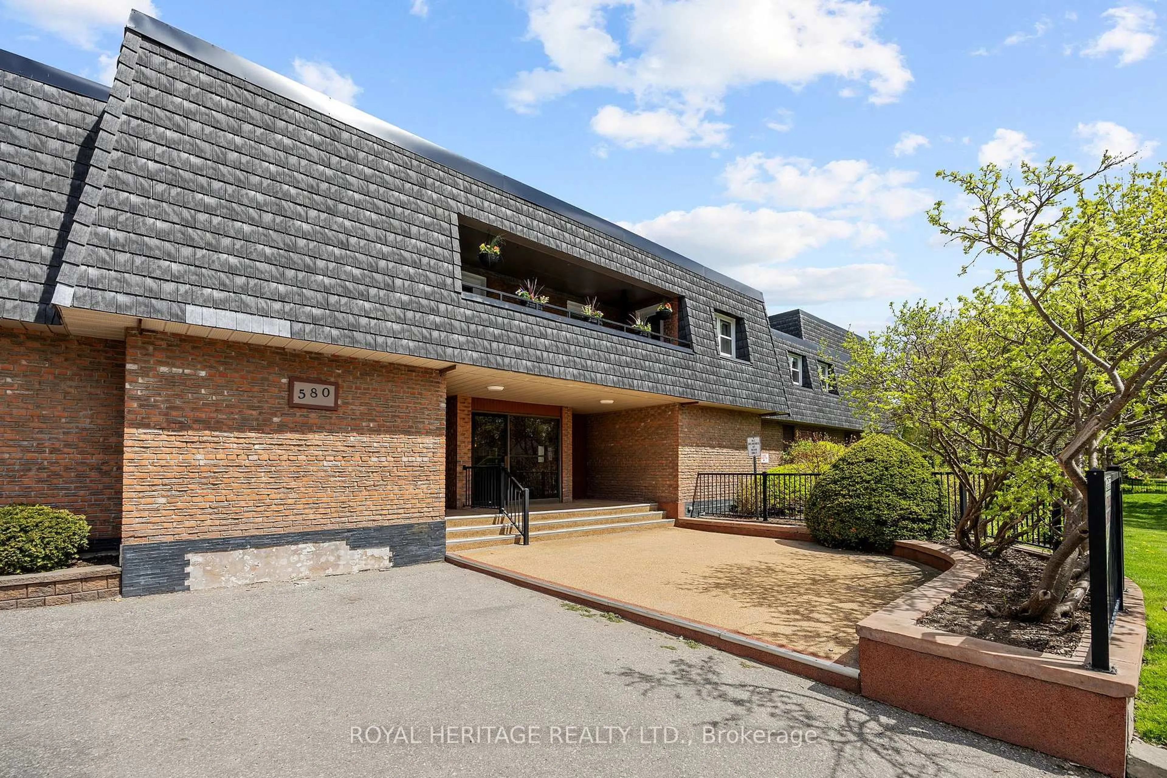 A pic from outside/outdoor area/front of a property/back of a property/a pic from drone, building for 580 Mary St #233, Whitby Ontario L1N 2R3