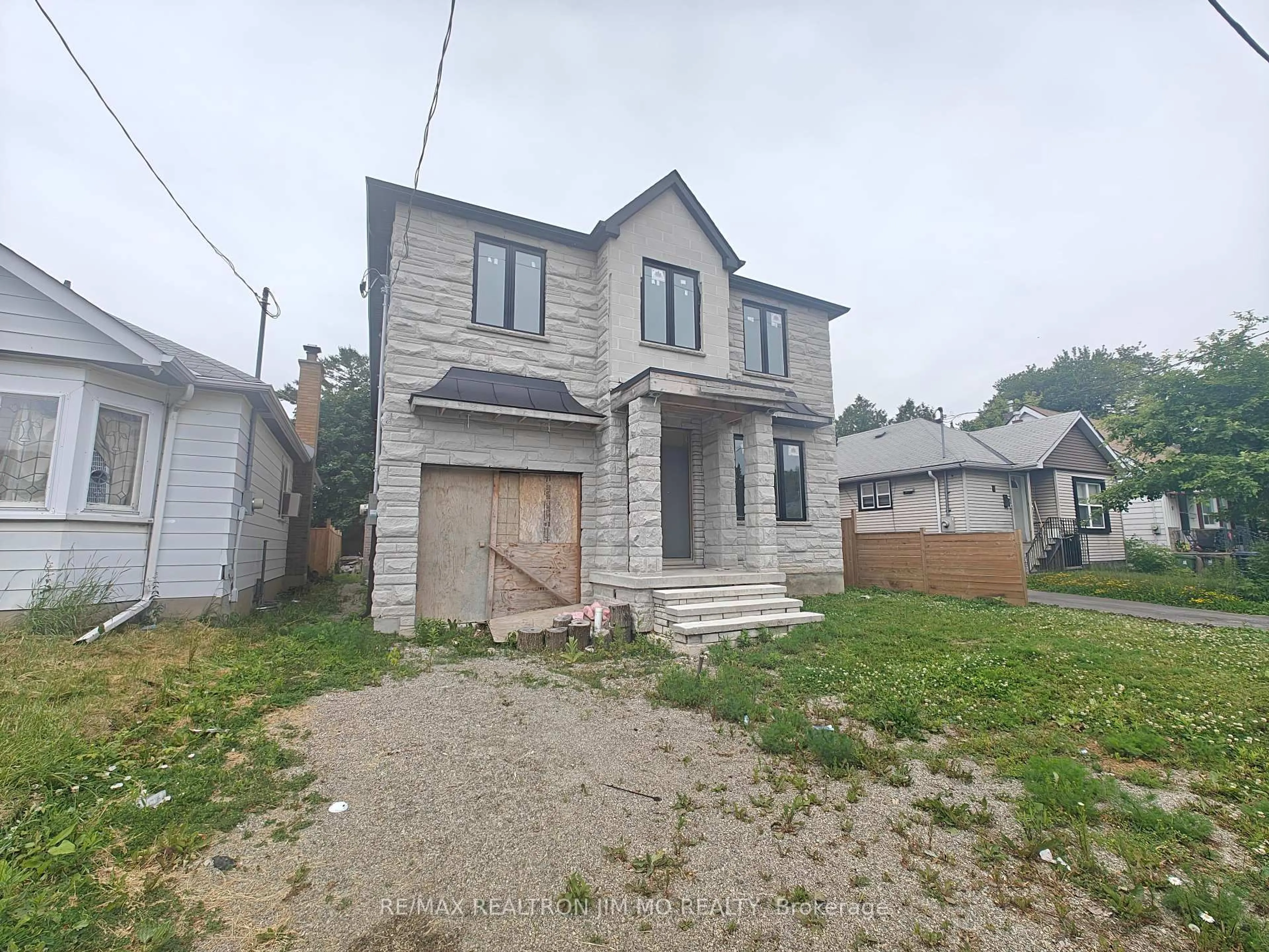 A pic from outside/outdoor area/front of a property/back of a property/a pic from drone, building for 6 Cotton Ave, Toronto Ontario M1K 1Z2