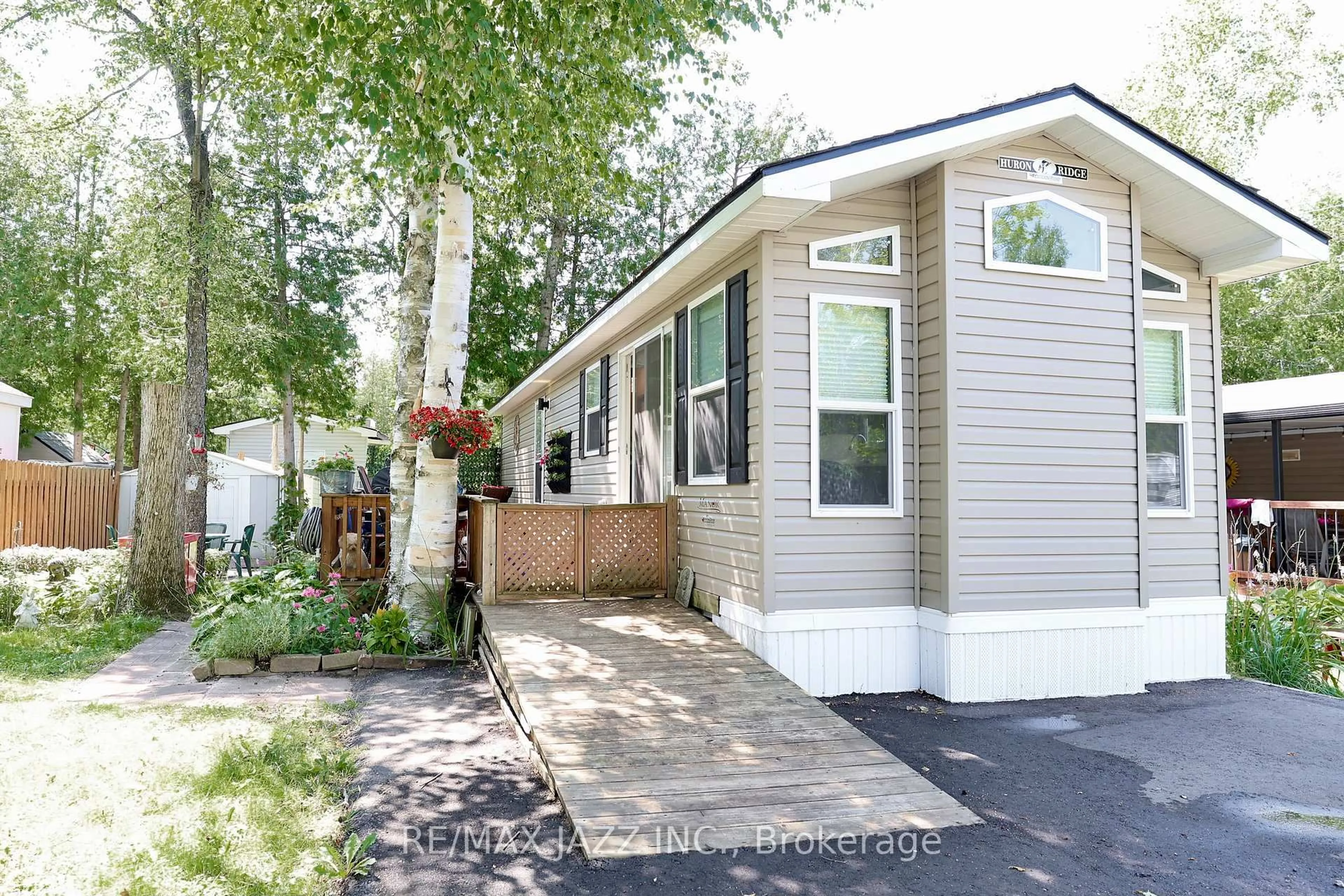 Home with vinyl exterior material, street for 225 Platten Blvd #819, Scugog Ontario L9L 1B4