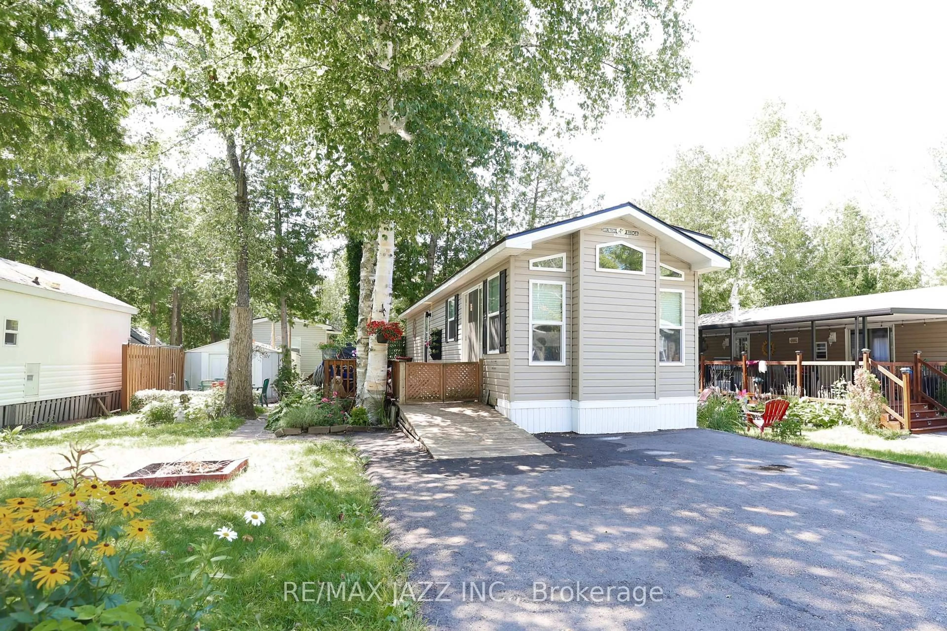 Home with vinyl exterior material, street for 225 Platten Blvd #819, Scugog Ontario L9L 1B4