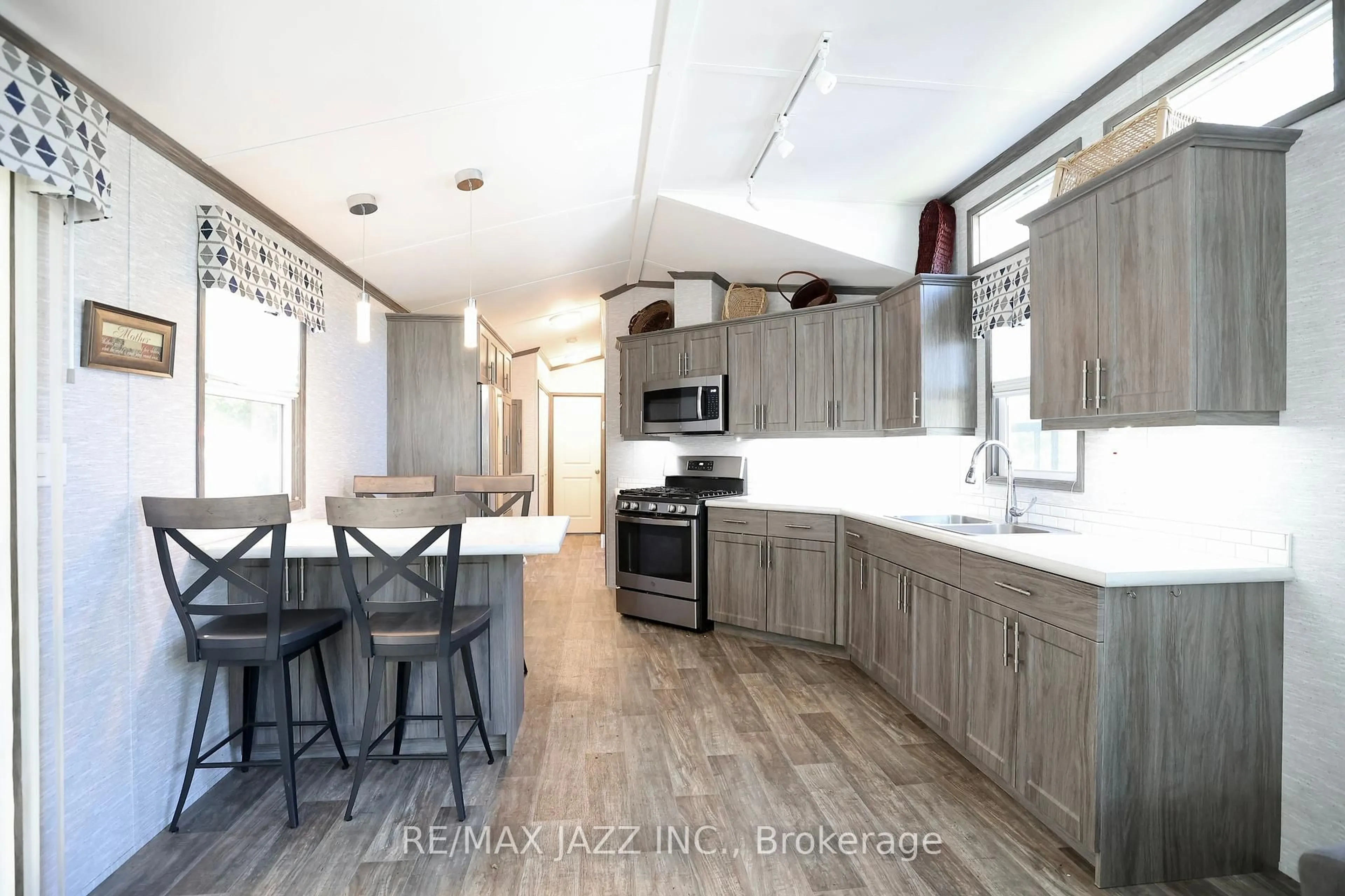 Open concept kitchen, wood/laminate floor for 225 Platten Blvd #819, Scugog Ontario L9L 1B4