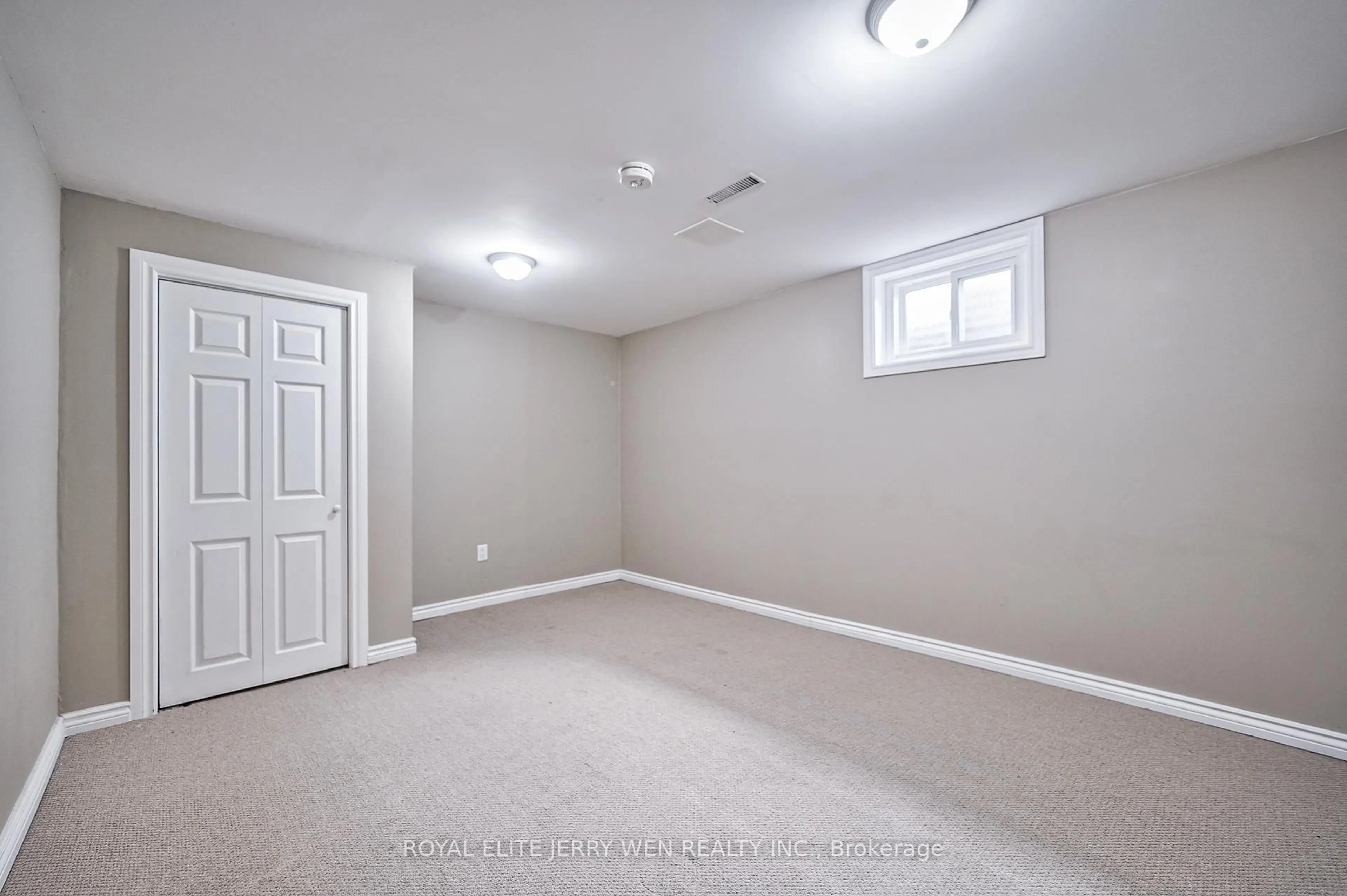 A pic of a room for 8 Deerfield Crt, Whitby Ontario L1N 5V1