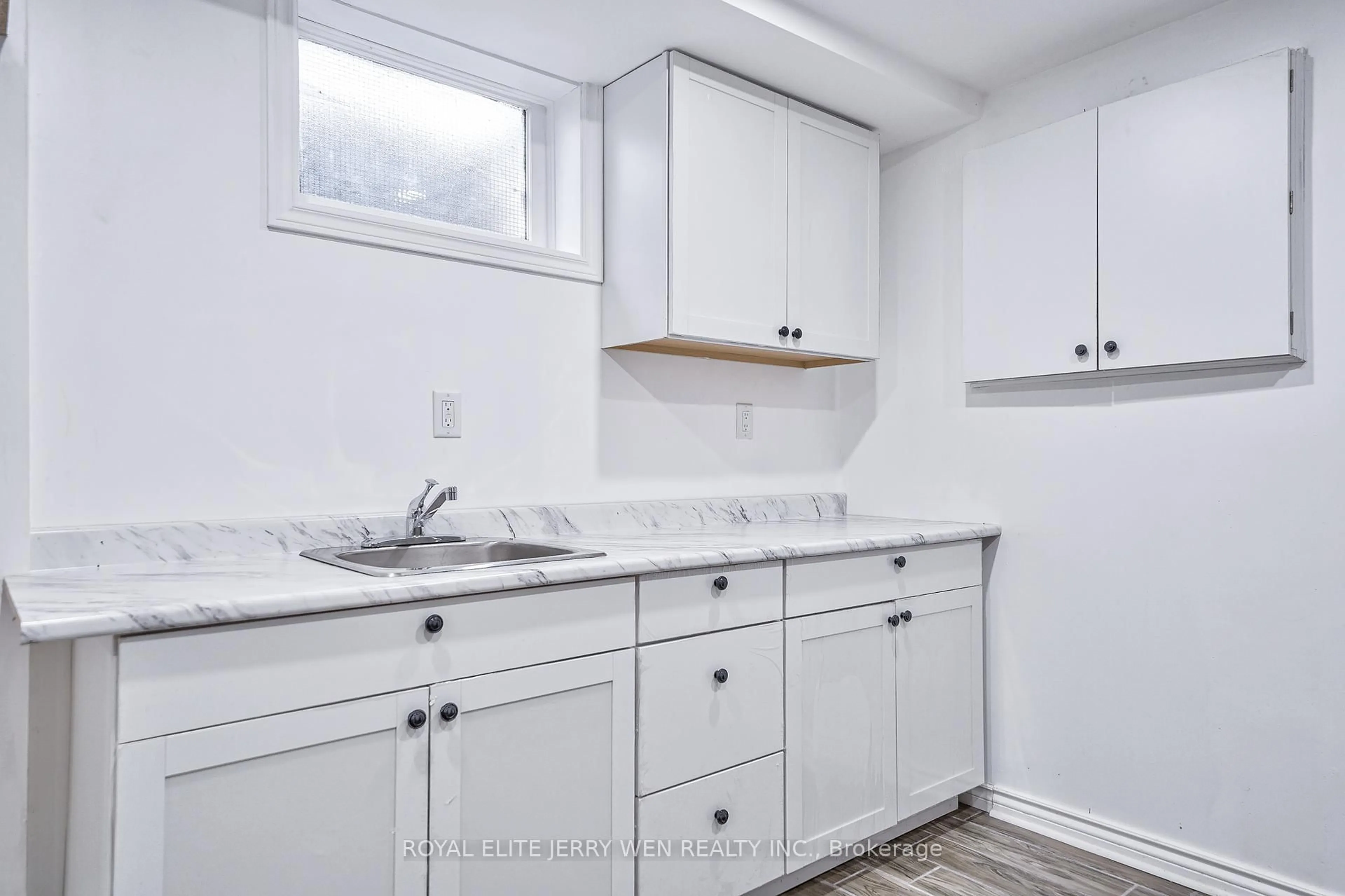 Standard kitchen, unknown for 8 Deerfield Crt, Whitby Ontario L1N 5V1